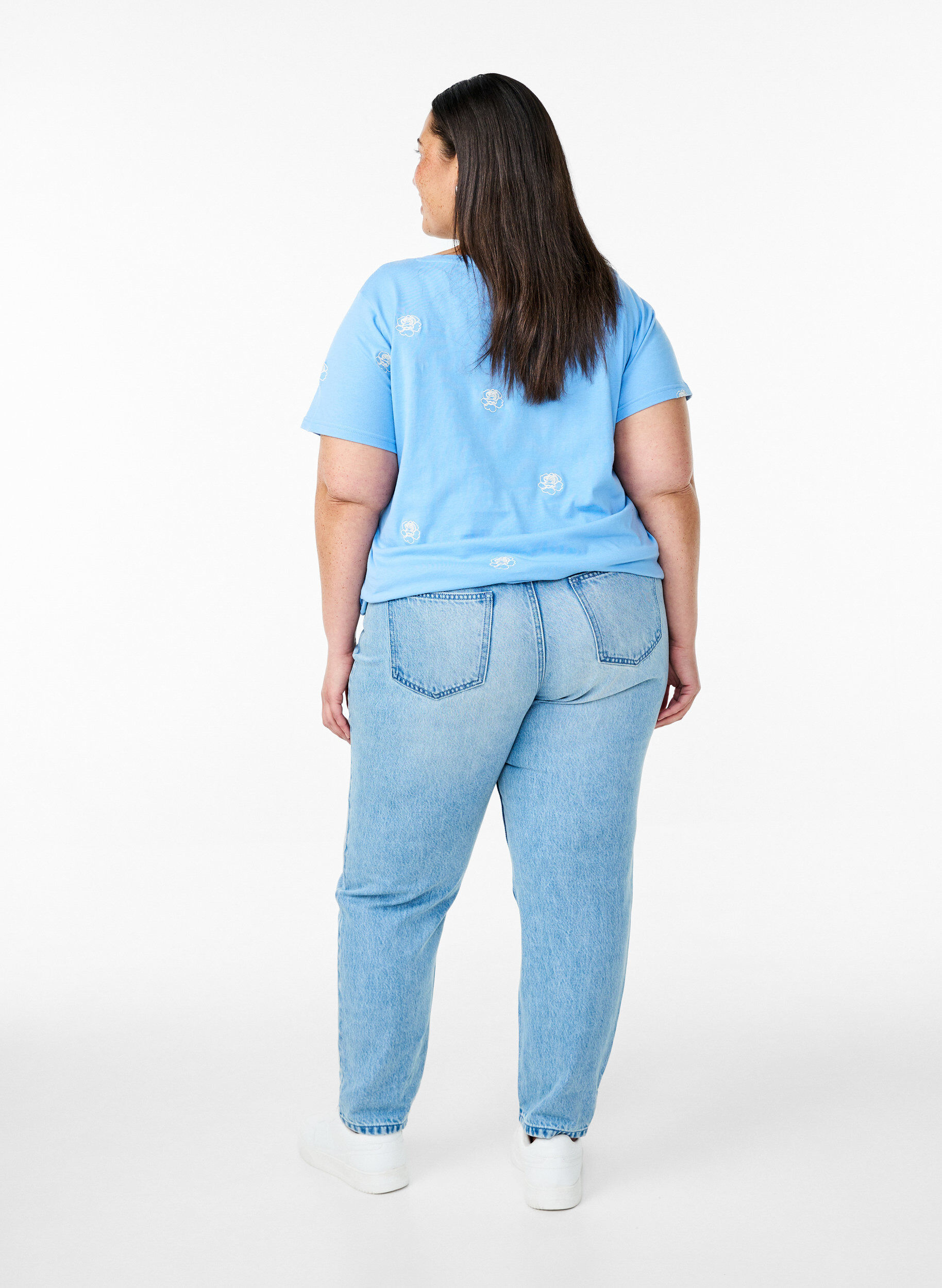 Zizzi Mille mom fit jeans med sliddetaljer, Bl&aring;, Model image number 1