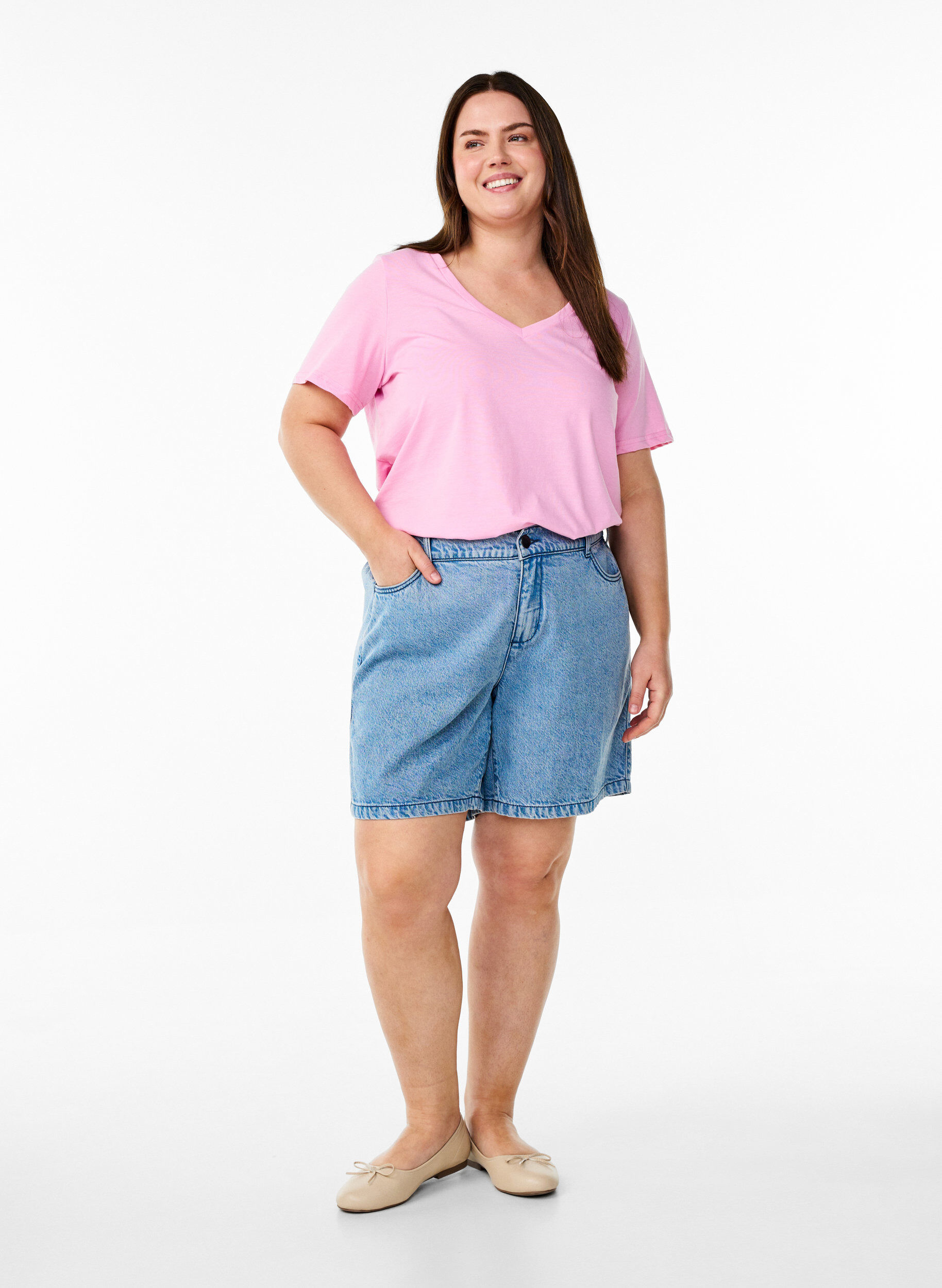 Zizzi Kort&aelig;rmet t-shirt med v-udsk&aelig;ring, Lyser&oslash;d, Model image number 1