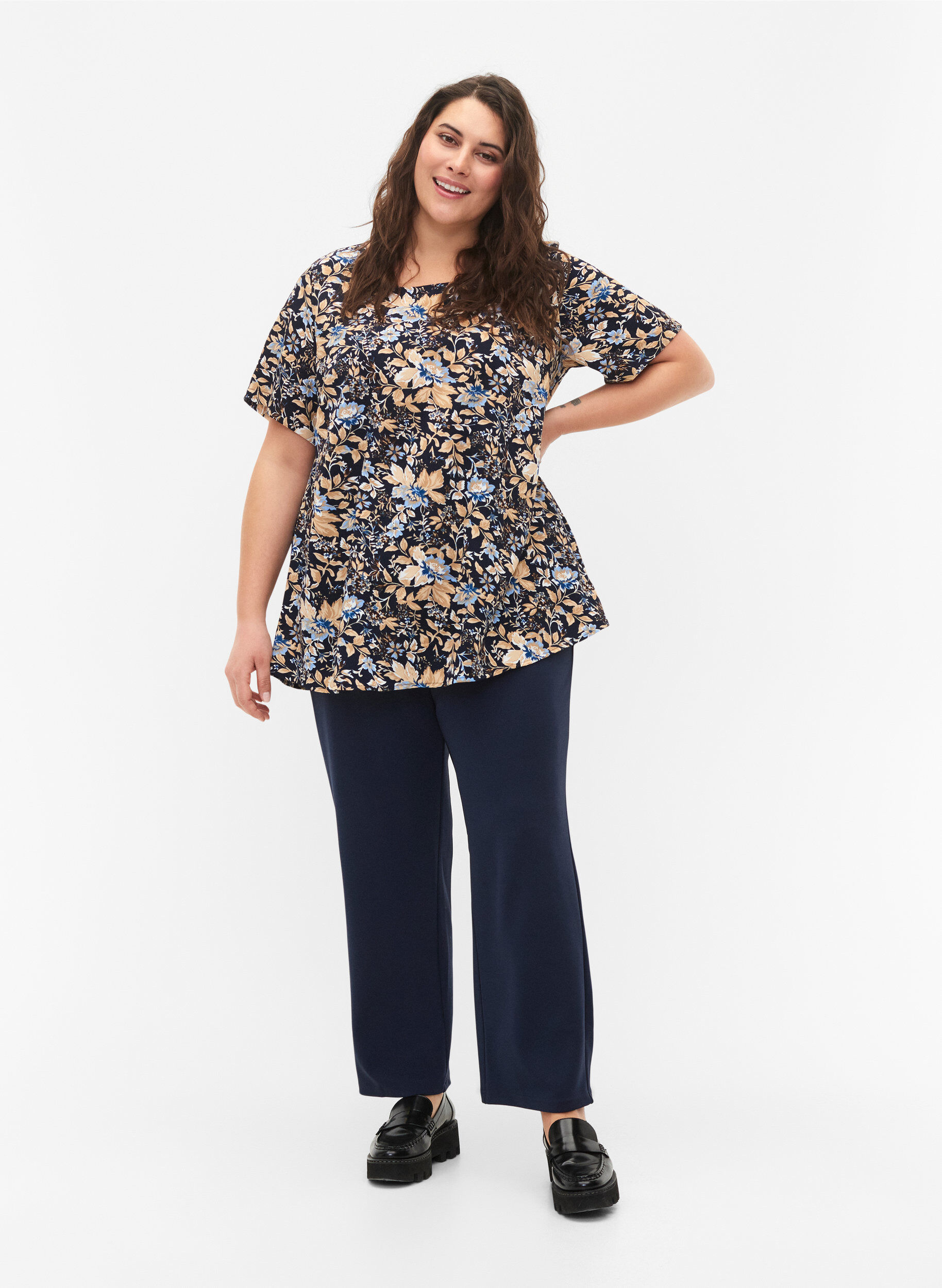 Zizzi FLASH - Bluse med korte &aelig;rmer og print, Brown Blue Flower, Model image number 2