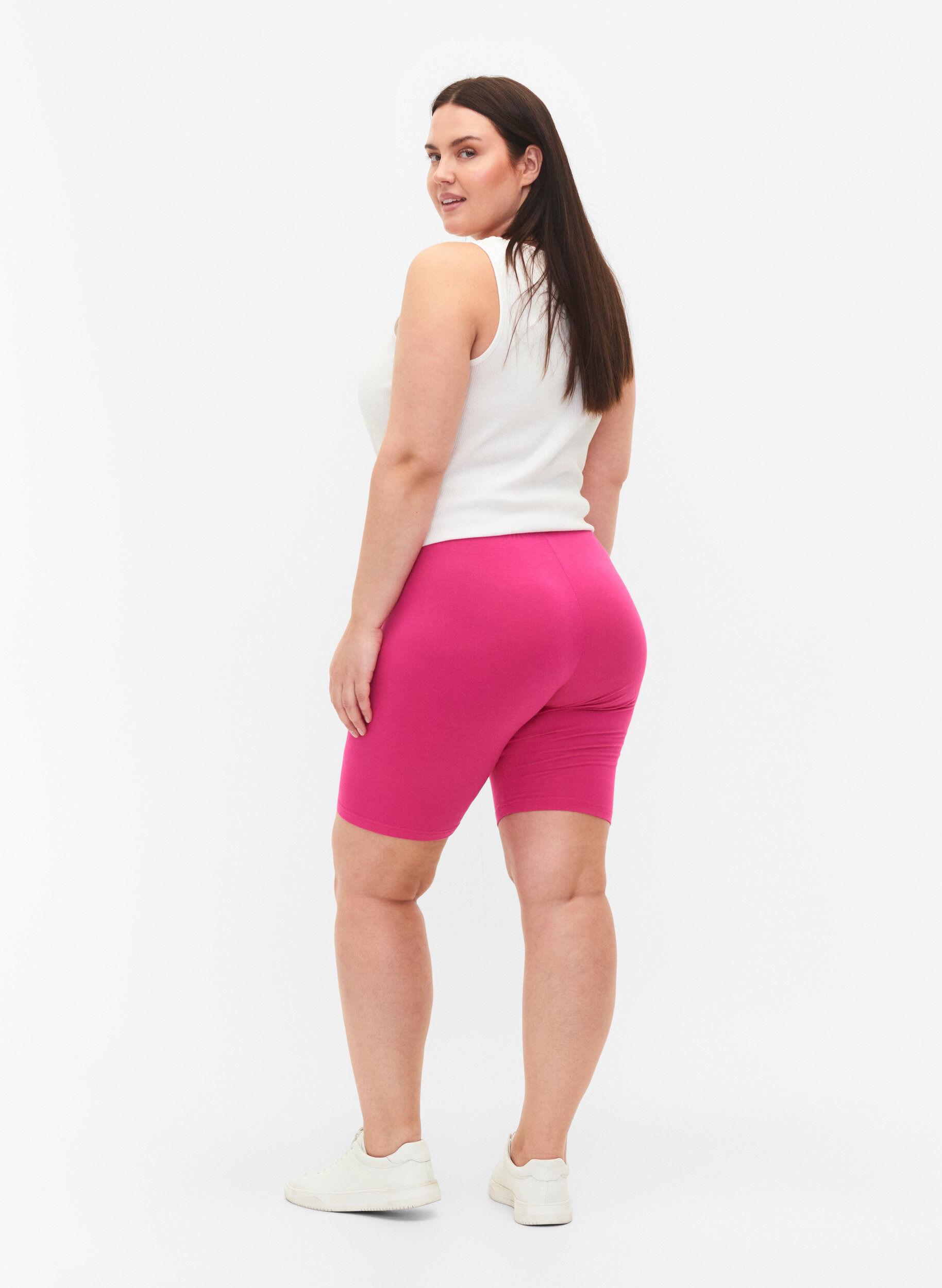 Zizzi Ensfarvede basis cykelshorts, Lyser&oslash;d, Model image number 2