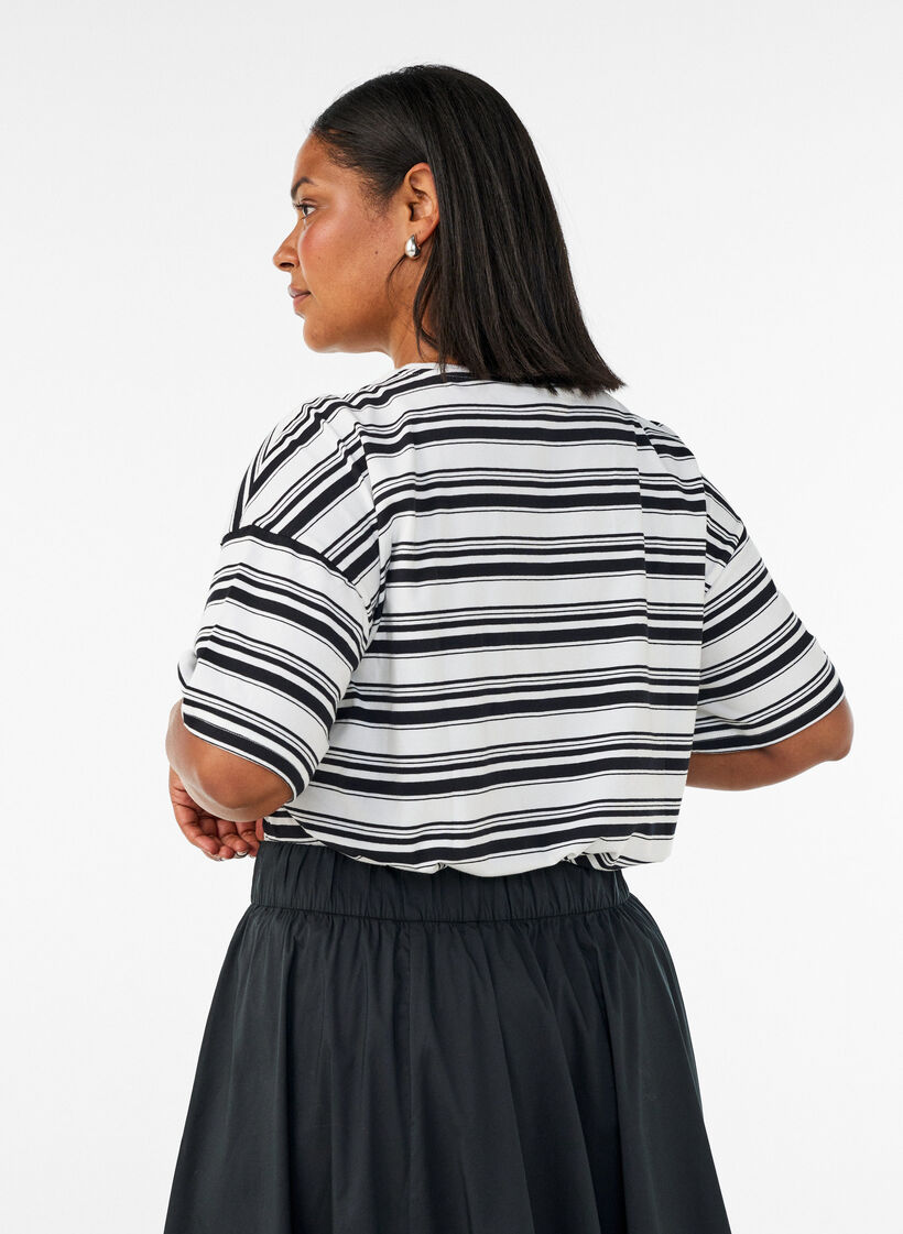 Boxy T-shirt med stribet m&oslash;nster, Sort, Model image number 2