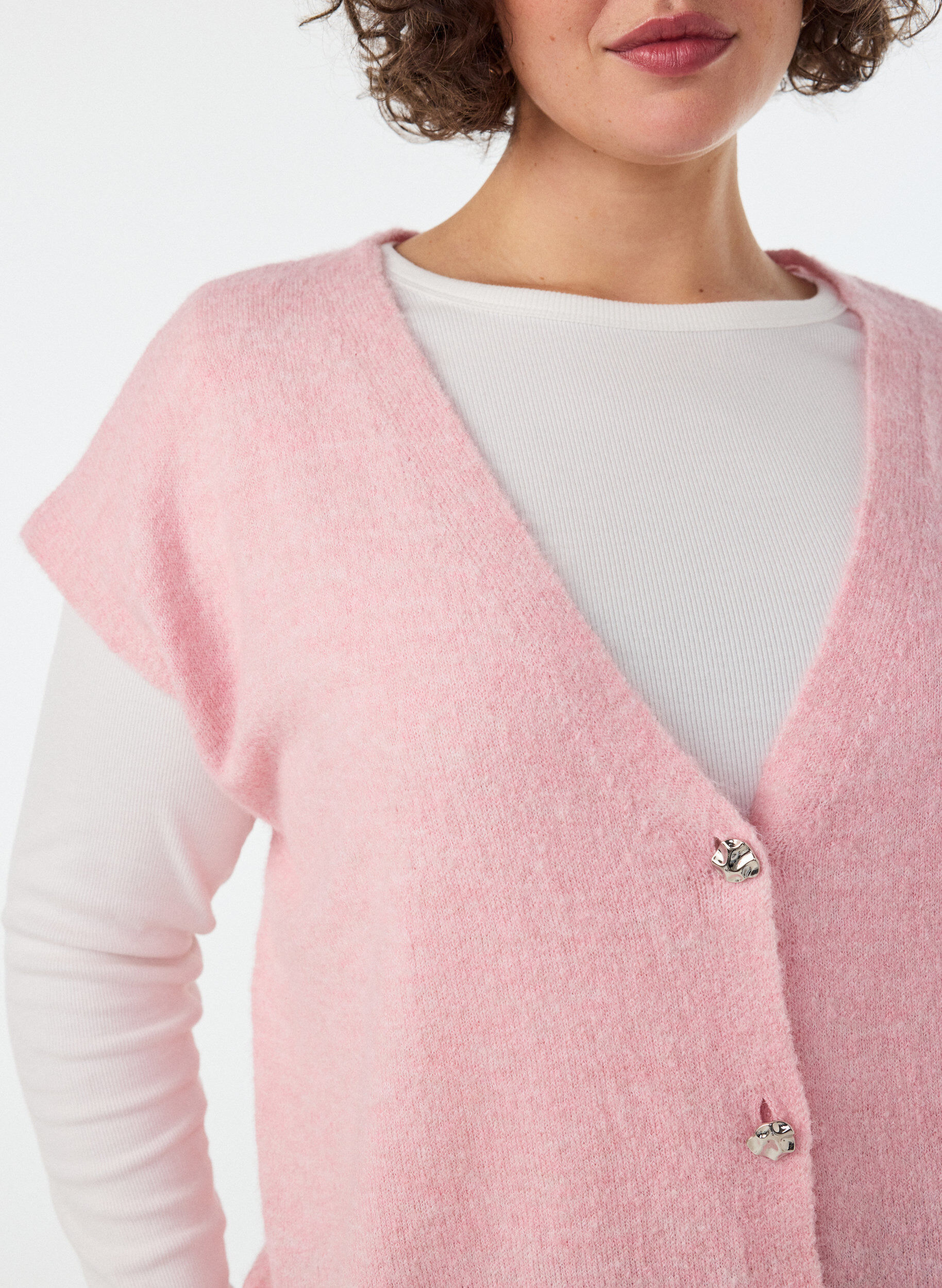 ZizziStrikvest med V-hals og dekorative knapper, Lyser&oslash;d, Model image number 3