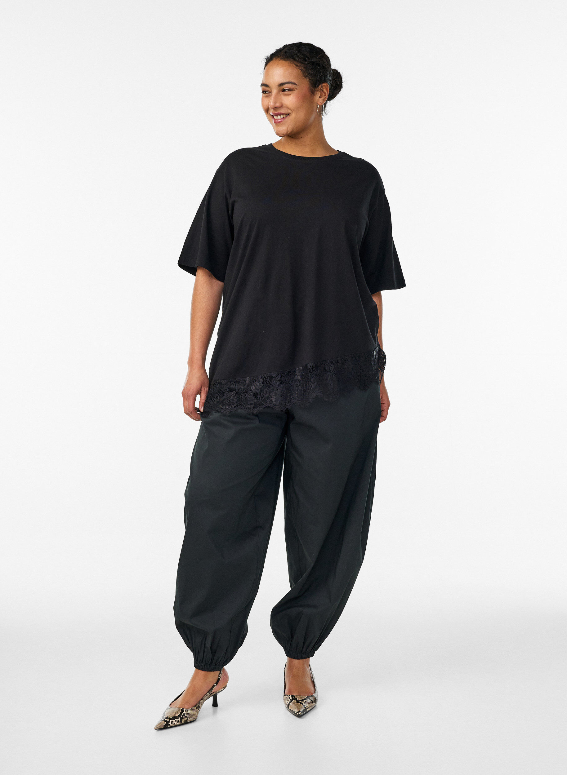 ZizziT-shirt med asymmetrisk blondekant, Sort, Model image number 1