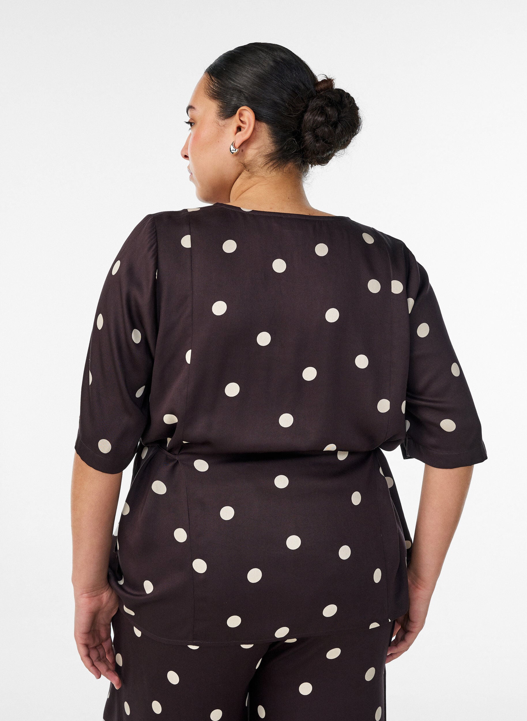 ZizziPrikket viskosebluse med V-udsk&aelig;ring og bindeb&aring;nd, Brun, Model image number 2