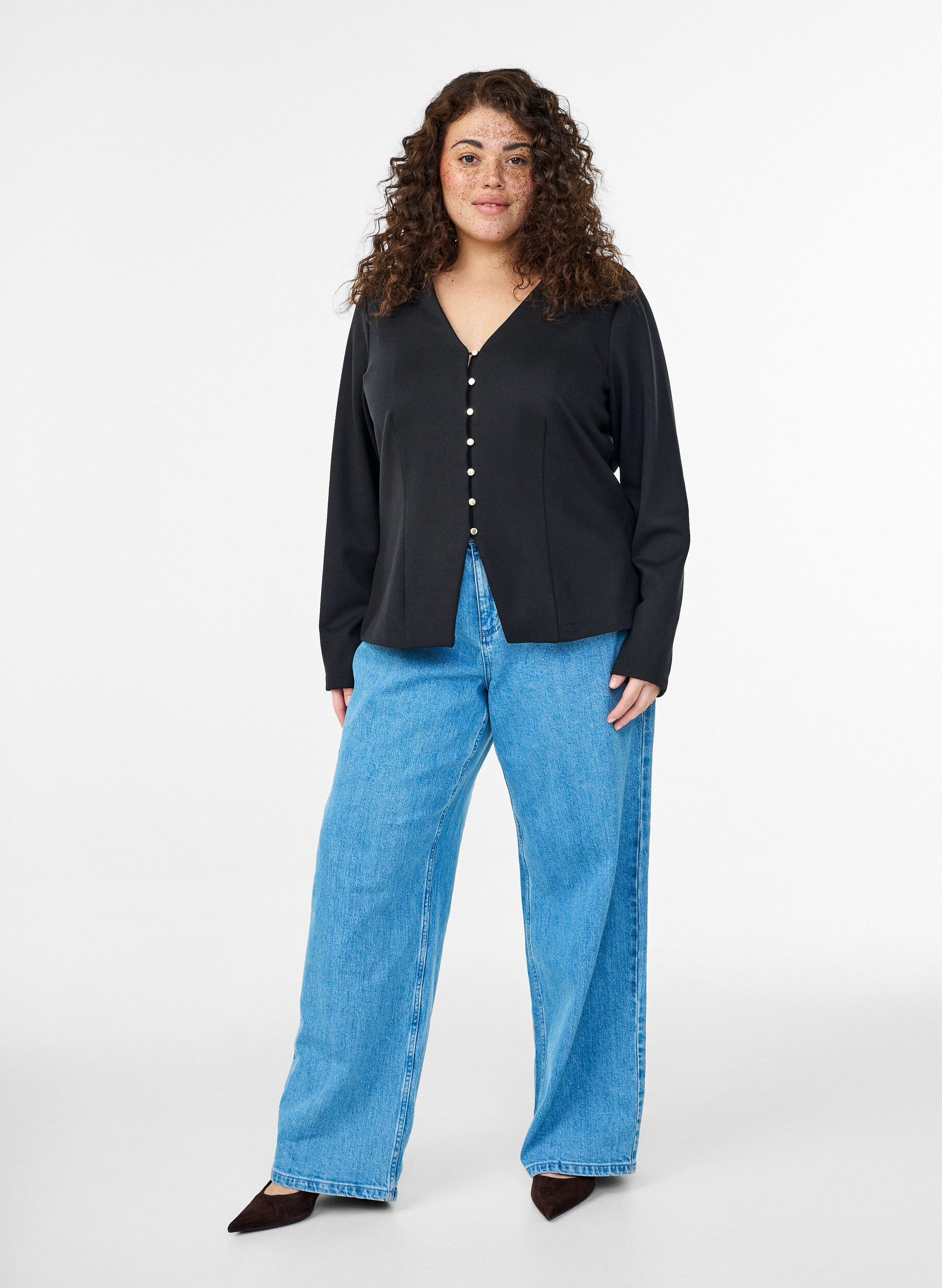 Zizzi Cardigan med V-udsk&aelig;ring og guldfarvede knapper, Sort, Model image number 1