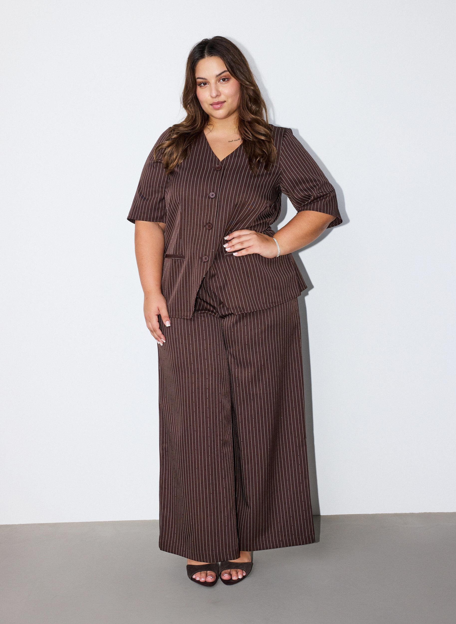ZizziN&aring;lestribet bluse med rhinsten og knapper, Brun, Model image number 1