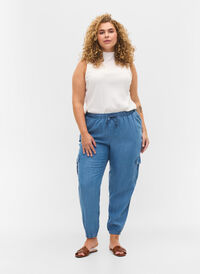 Cargo bukser i denim-look med lommer, Light blue denim, Model