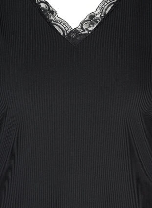 Tætsiddende top med blondekant , Black, Packshot image number 2