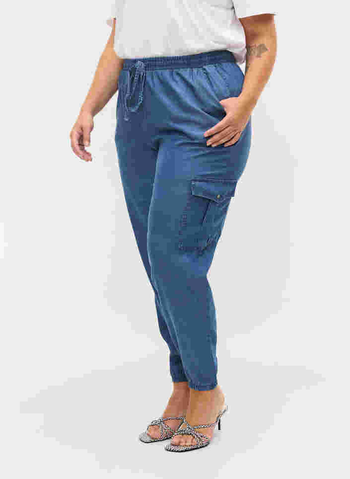 Cargo bukser i denim-look med lommer, Medium Blue, Model image number 2