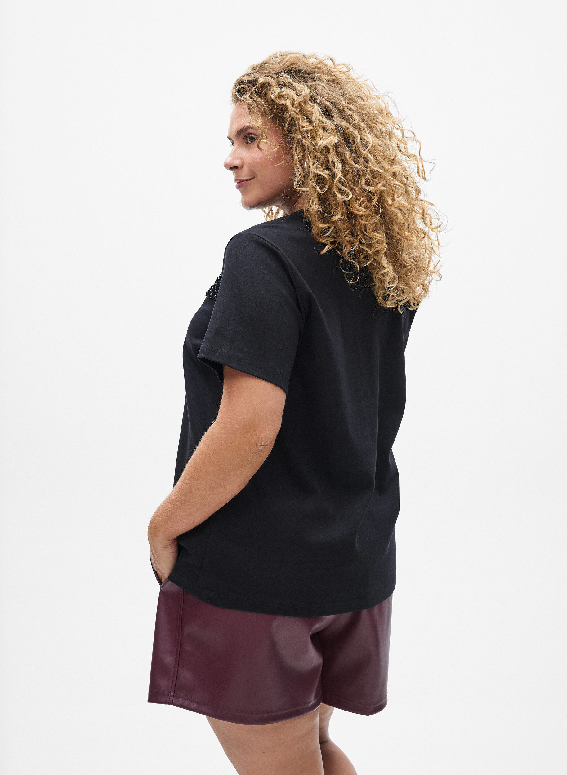 Zizzi L&oslash;se shorts i imiteret l&aelig;der med elastisk linning, M&oslash;rk Bordeaux, Model image number 2