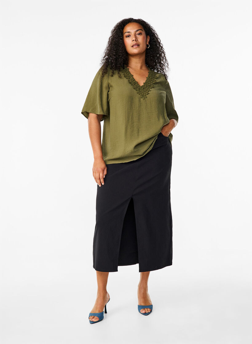 Viskosebluse med v-hals og broderidetalje, Grøn, Model image number 1