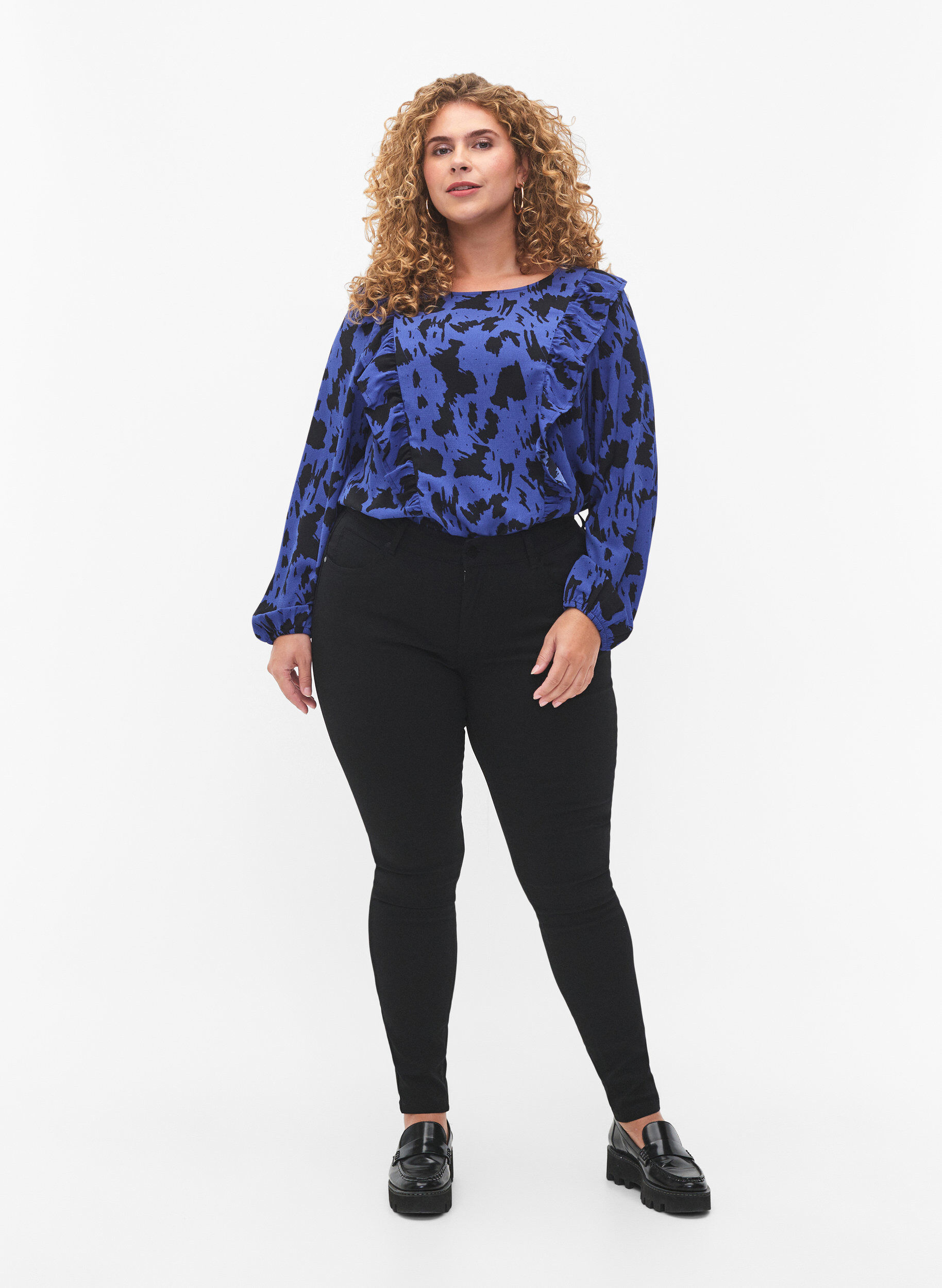 Zizzi Lang&aelig;rmet bluse med fl&aelig;ser, Black Blue AOP, Model image number 2