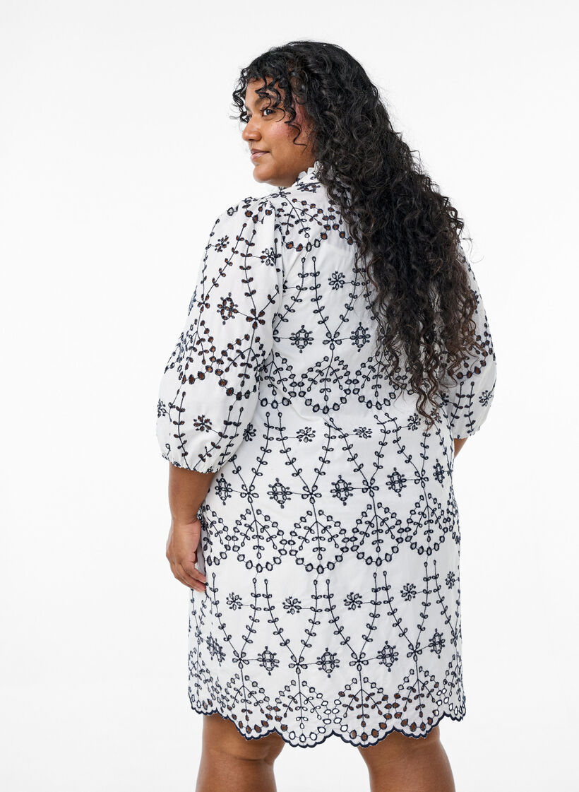 Kjole med kontrastfarvet broderi anglaise, White w. Navy Blazer, Model image number 1