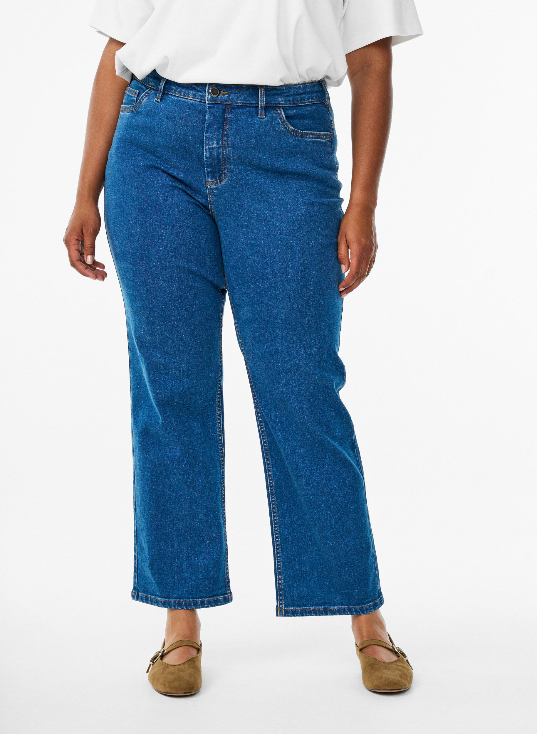 Zizzi H&oslash;jtaljede Gemma jeans med regular fit, Bl&aring;, Model image number 2