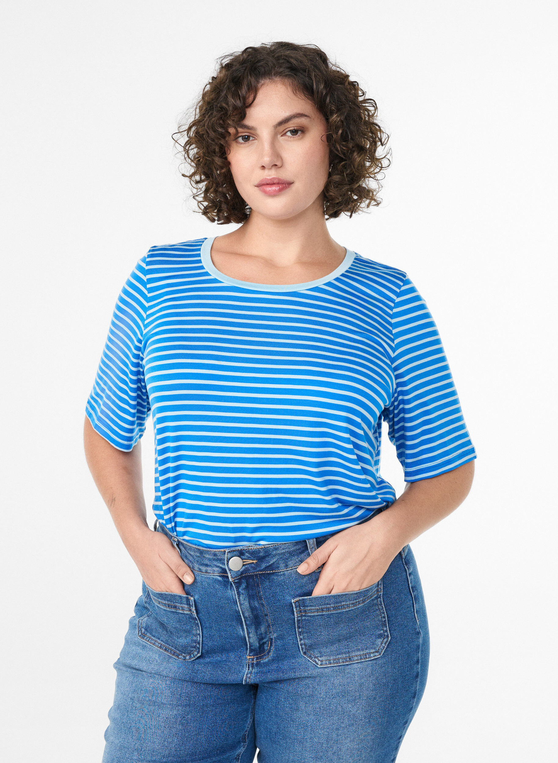 T-shirt med TENCEL&trade; Lyocell og striber, Bl&aring;, Model