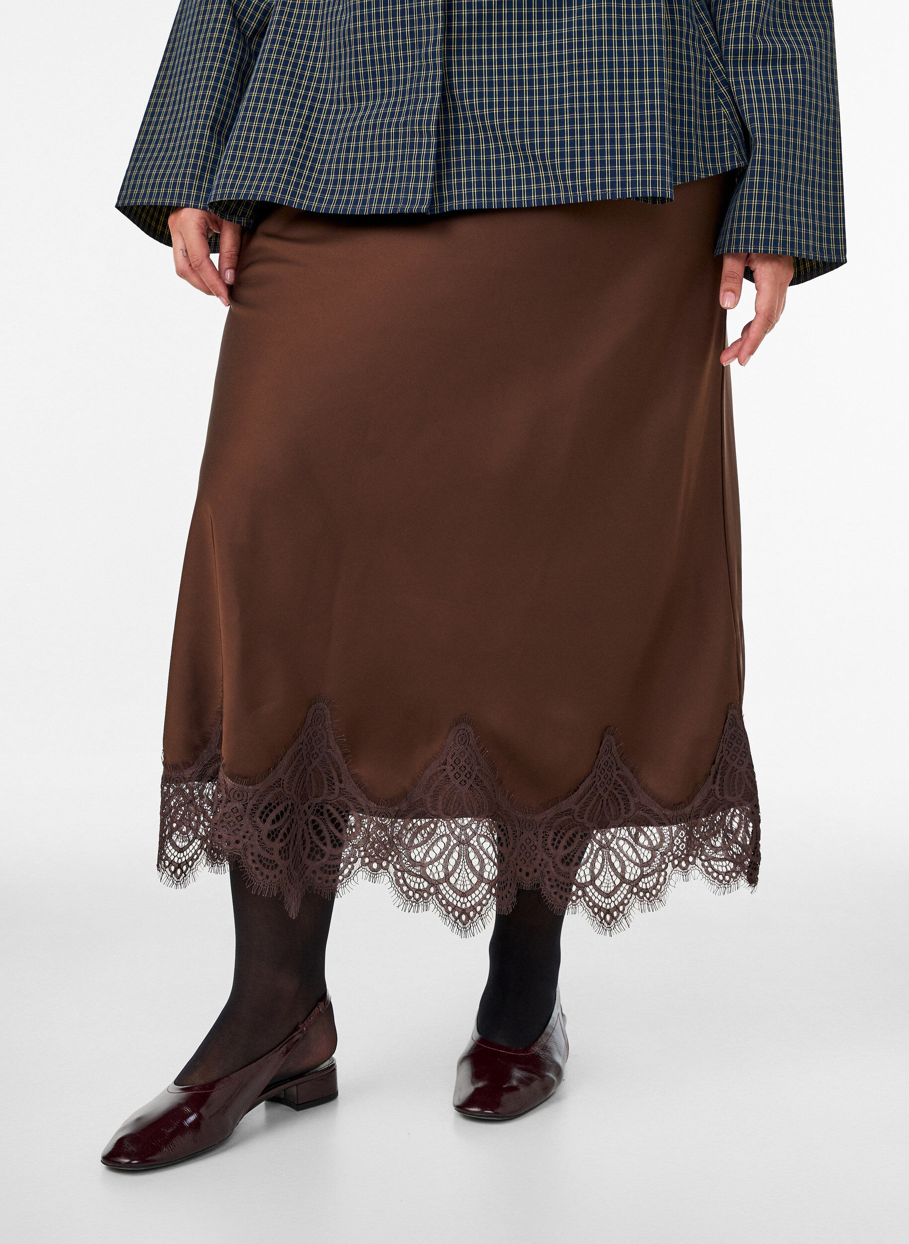 ZizziMidi satinnederdel med blondekant, Brun, Model image number 2