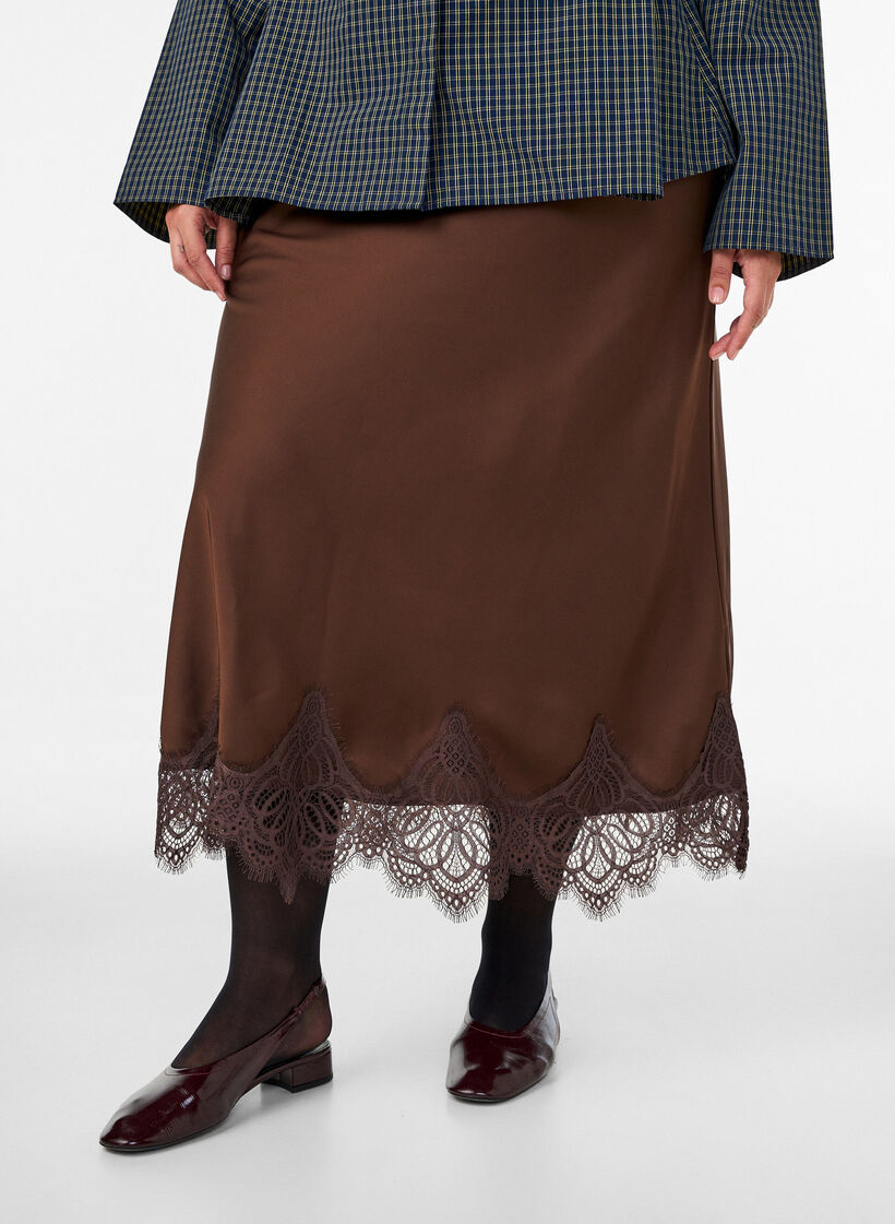 Midi satinnederdel med blondekant, Brun, Model image number 2