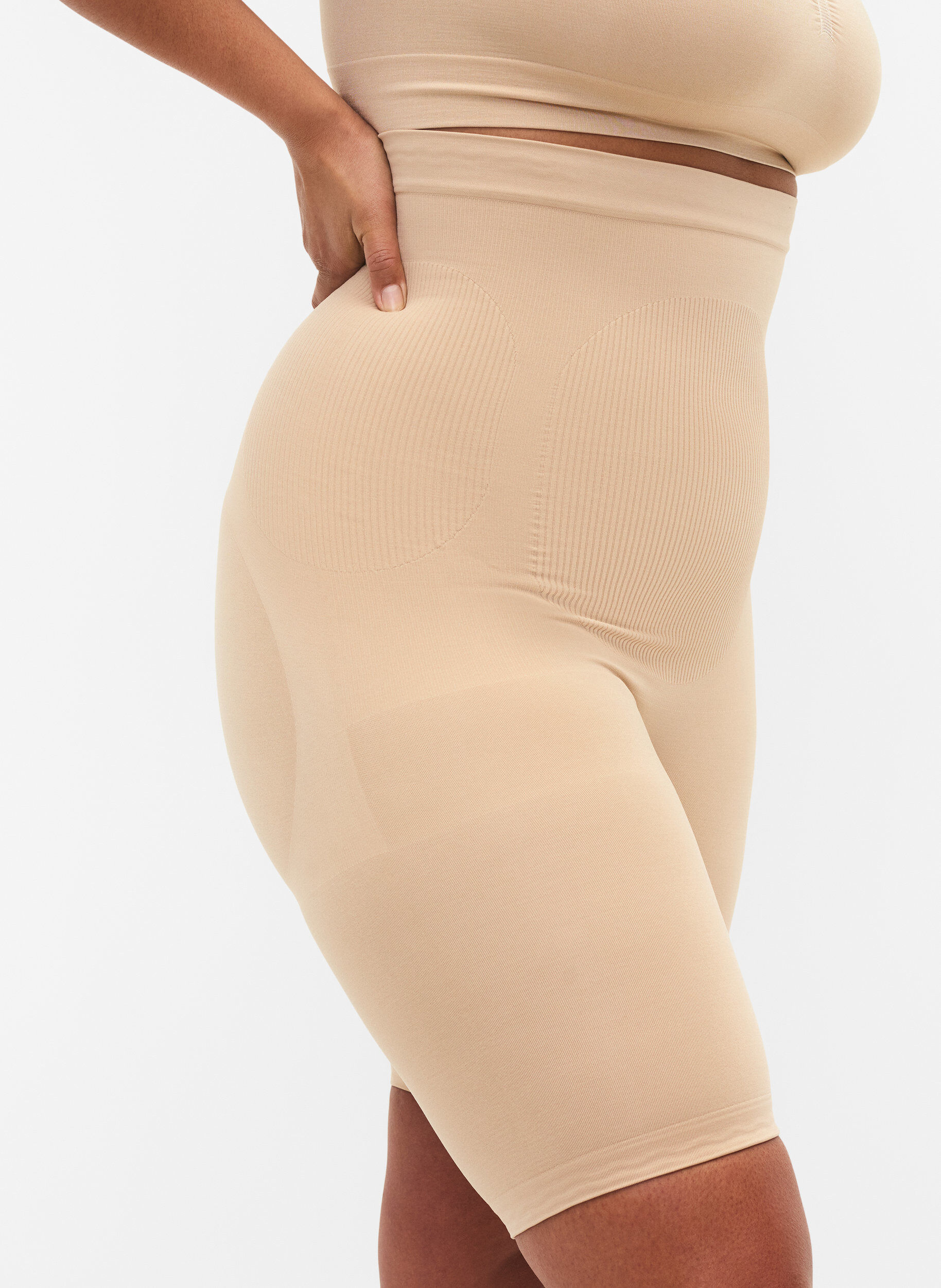 Zizzi H&oslash;jtaljede shapewear shorts, Beige, Model image number 3