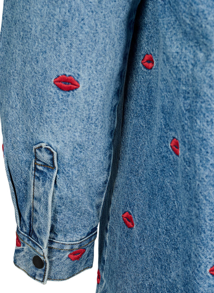 Løs denimskjorte med broderede lips, Light Blue Kiss, Packshot image number 4