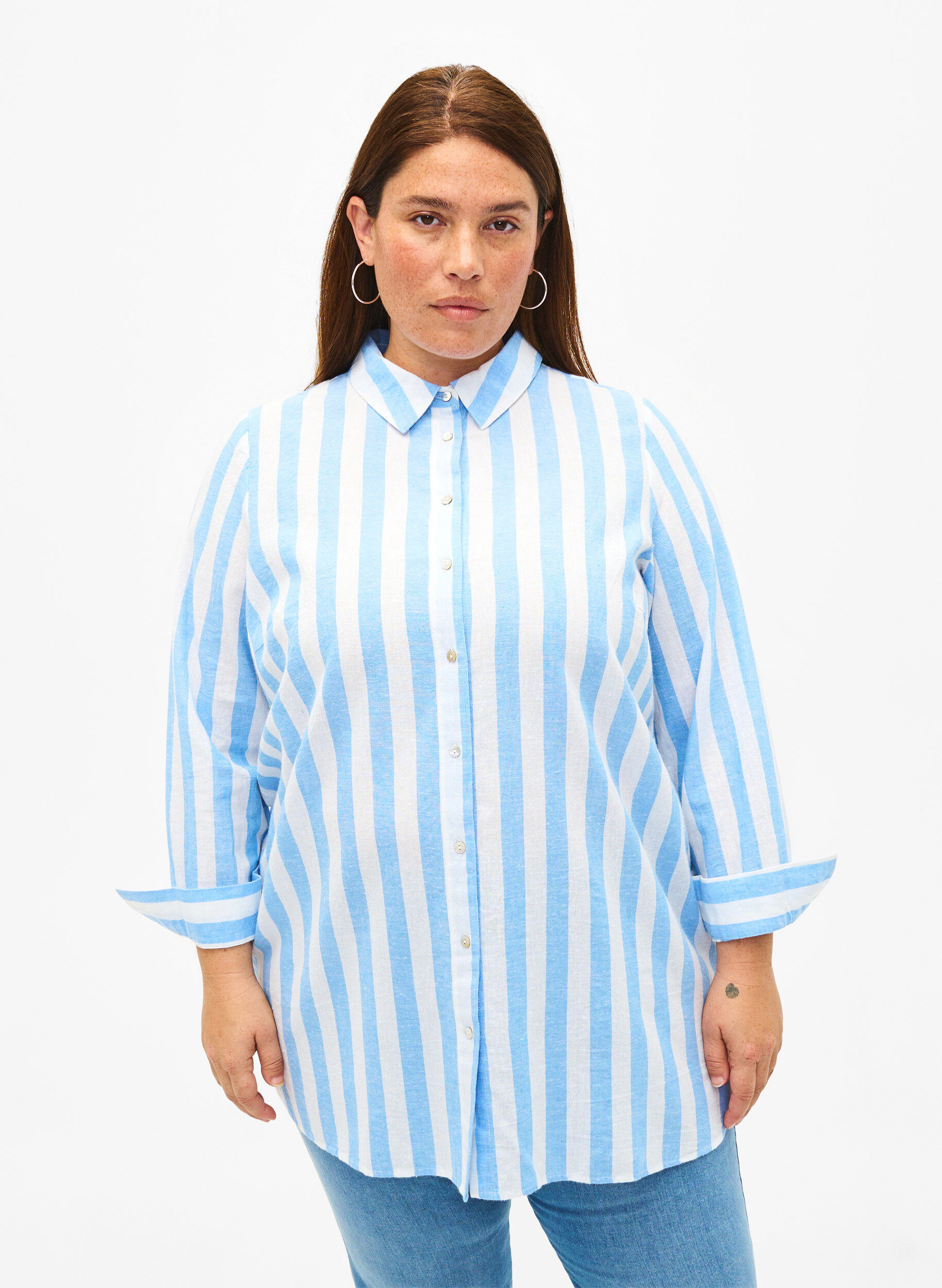 Zizzi Lang skjorte i h&oslash;r og bomuld, Blue White Stripe, Model image number 0