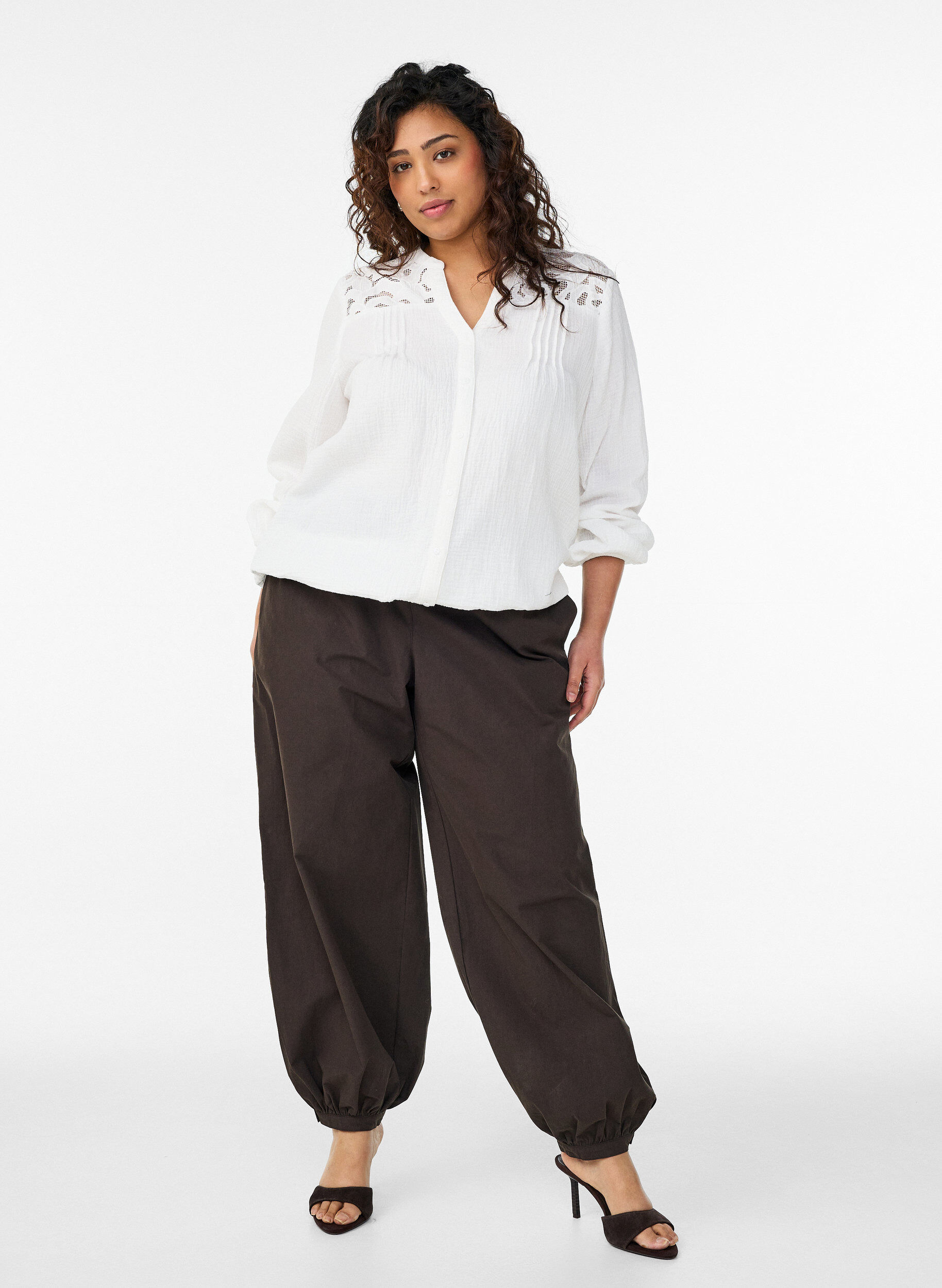 Zizzi Bluse i bomuldsmusselin med broderede detaljer, Hvid, Model image number 1