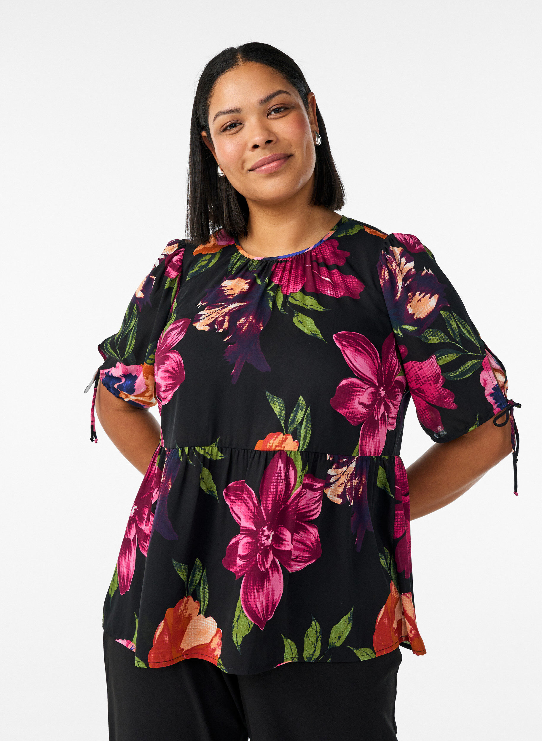 Bluse med blomsterprint og peplum-effekt, Sort, Model