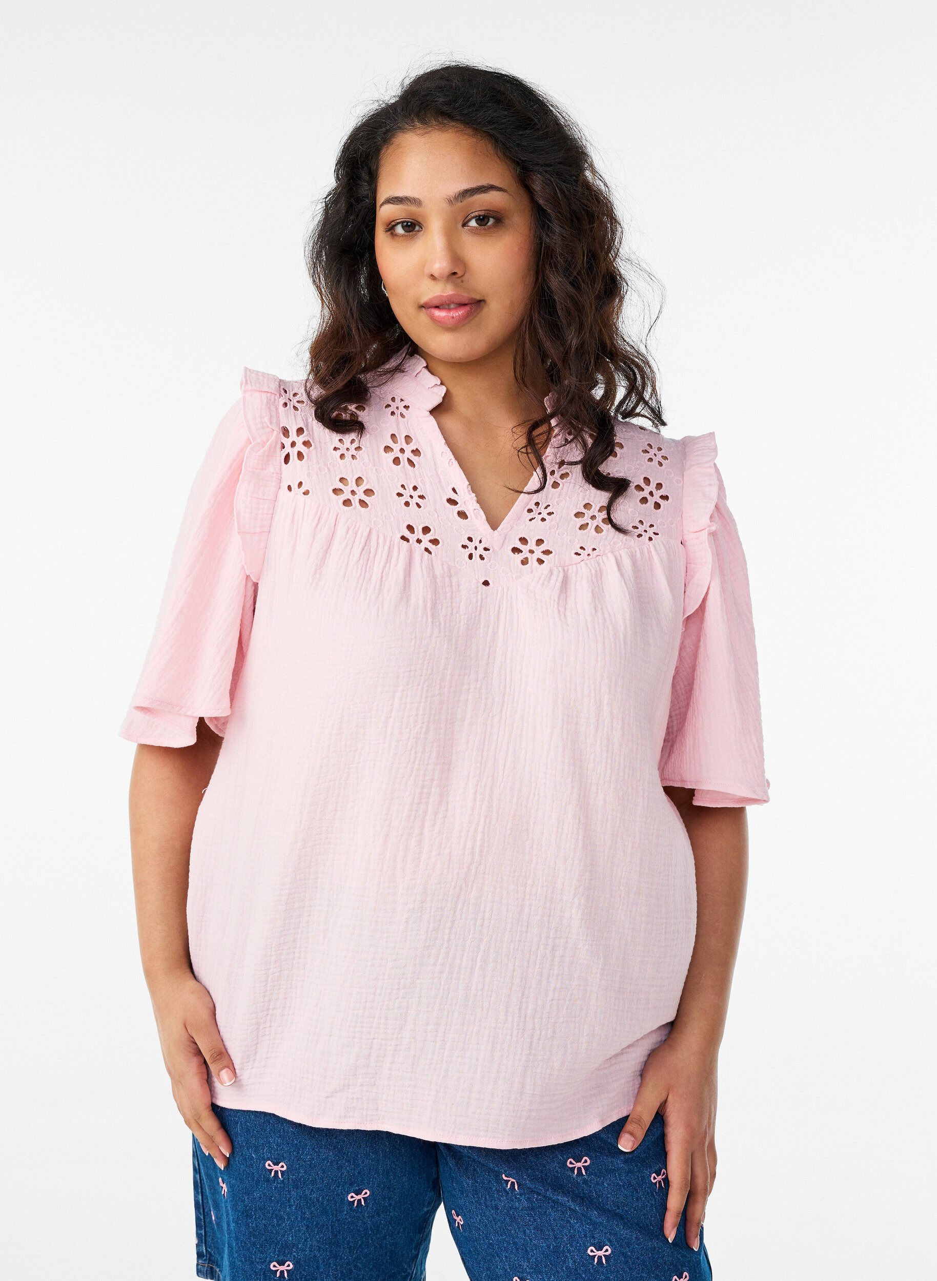 Bluse i bomuldsmusselin med broderie anglaise og 1/2 &aelig;rmer, Lyser&oslash;d, Model