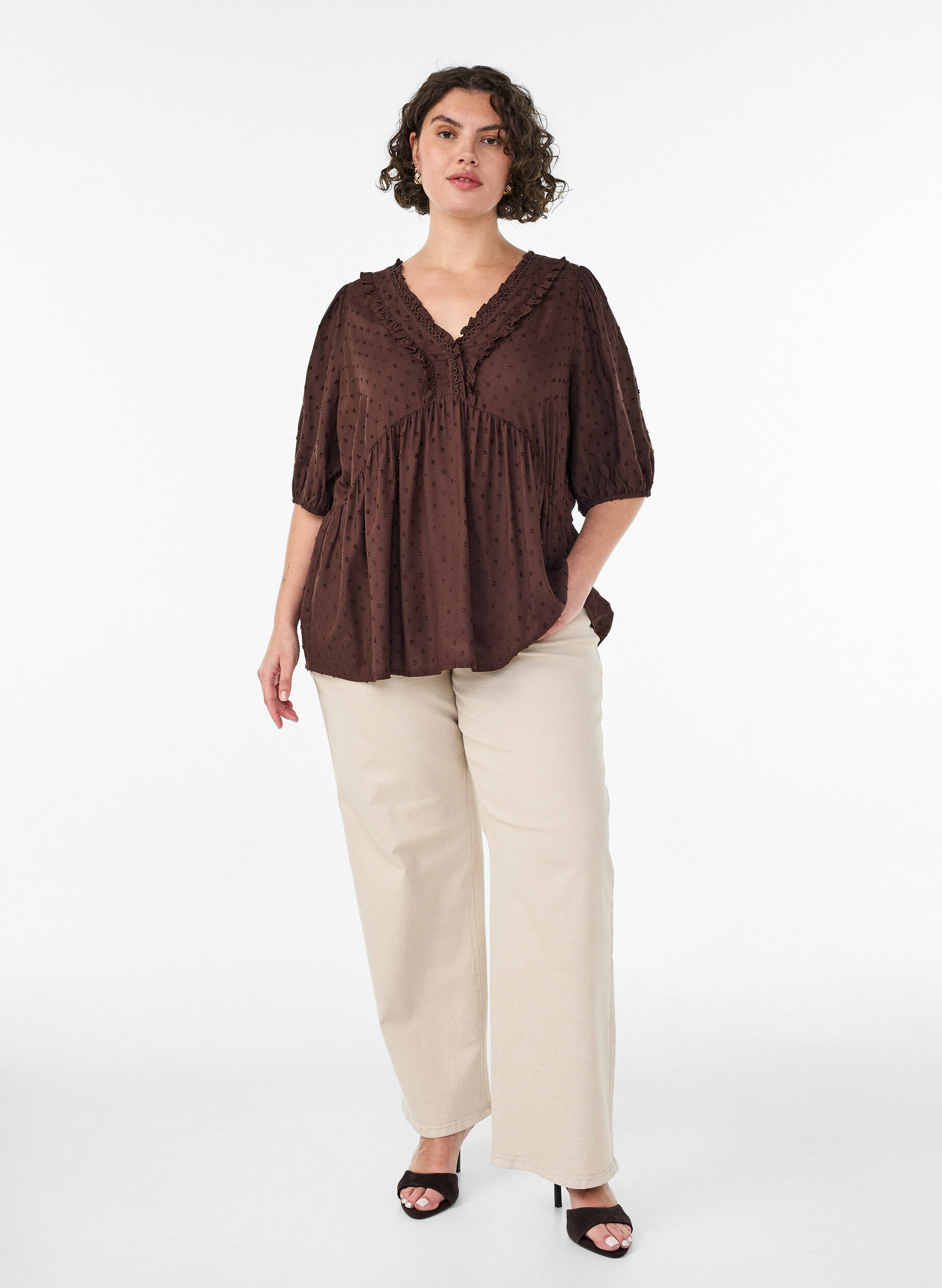 ZizziBluse i viskose med prikket struktur og V-udsk&aelig;ring, Brun, Model image number 1