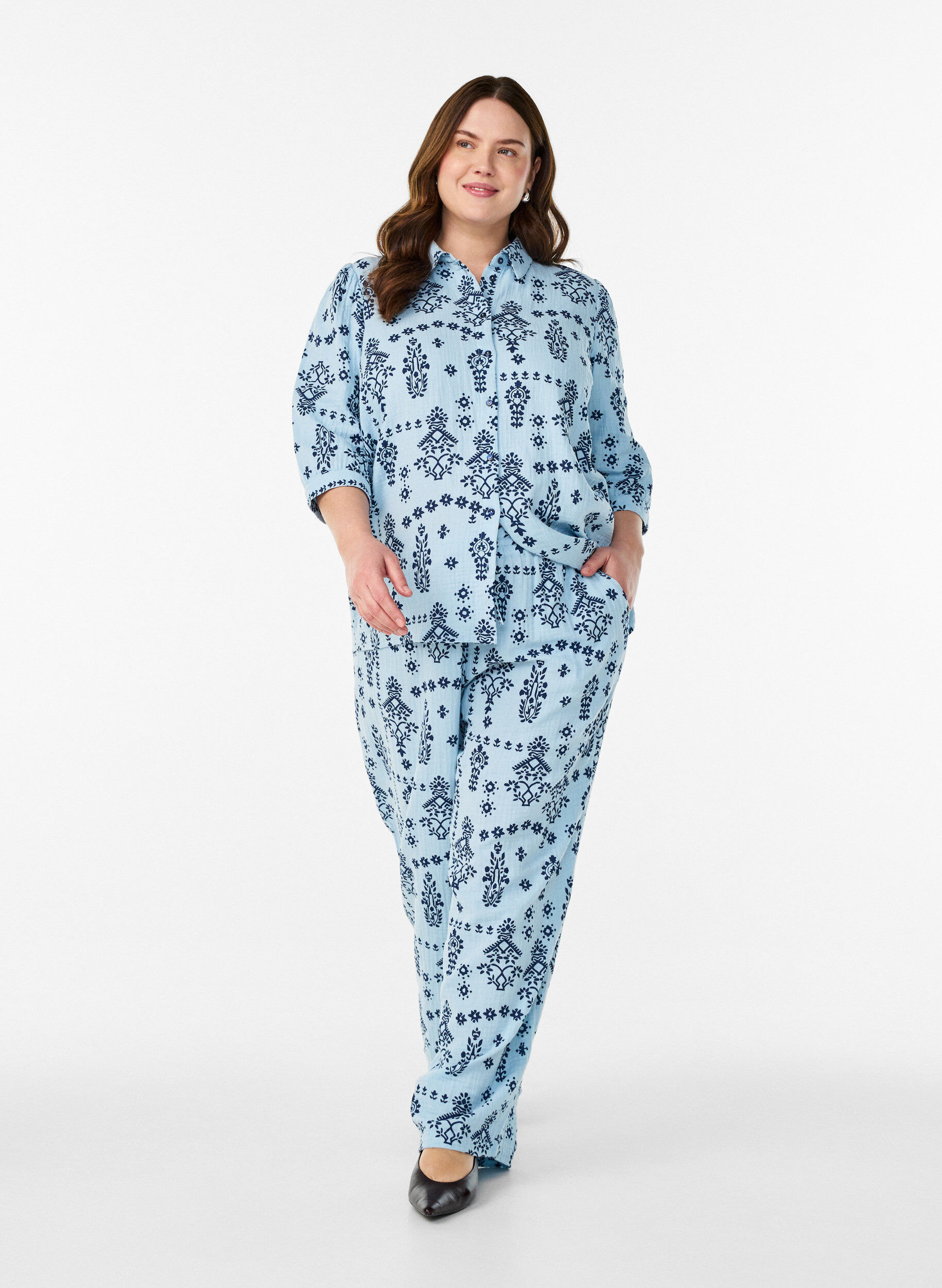 Zizzi Skjortebluse med 3/4 &aelig;rmer, Bl&aring;, Model image number 1