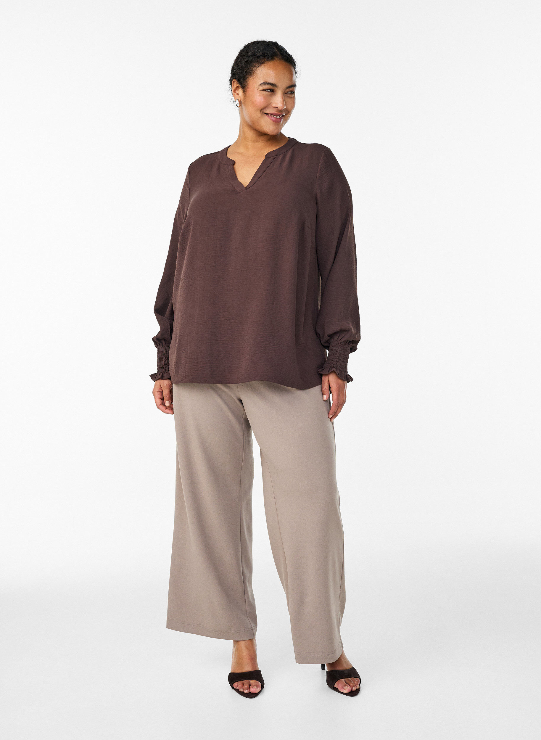 Zizzi Bluse med smock manchetter og V-udsk&aelig;ring, Brun, Model image number 1