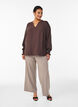 Bluse med smock manchetter og V-udsk&aelig;ring, Brun, Model image number 1