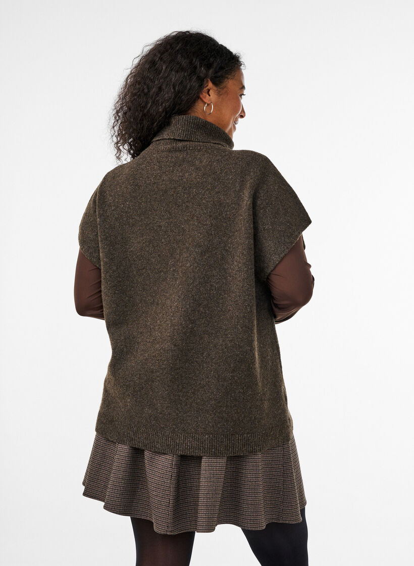 Strikvest med rullekrave, Brun, Model image number 2