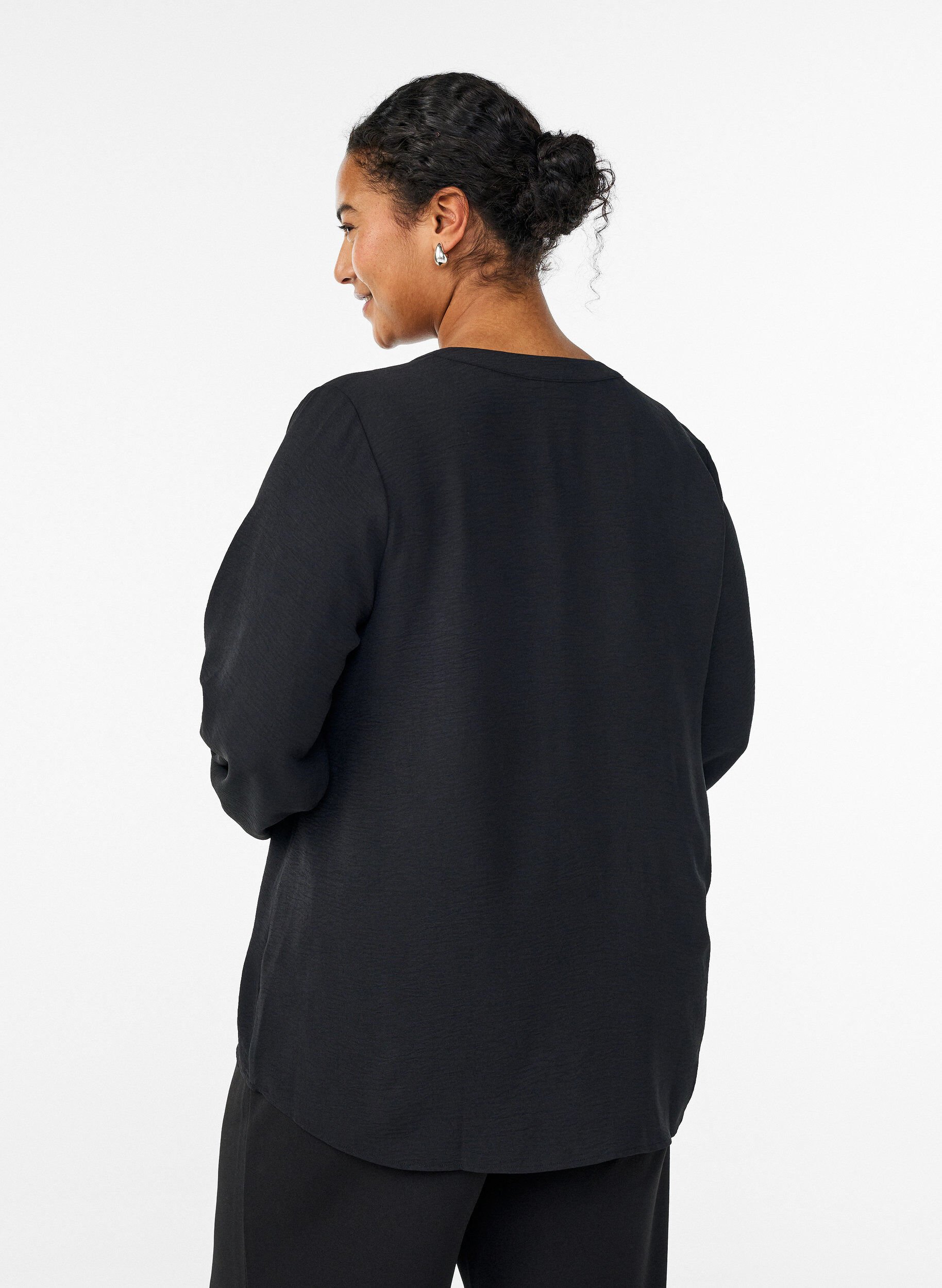 Zizzi Bluse med smock manchetter og V-udsk&aelig;ring, Sort, Model image number 2