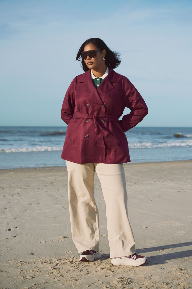 Kort trenchcoat med b&aelig;lte, , Model