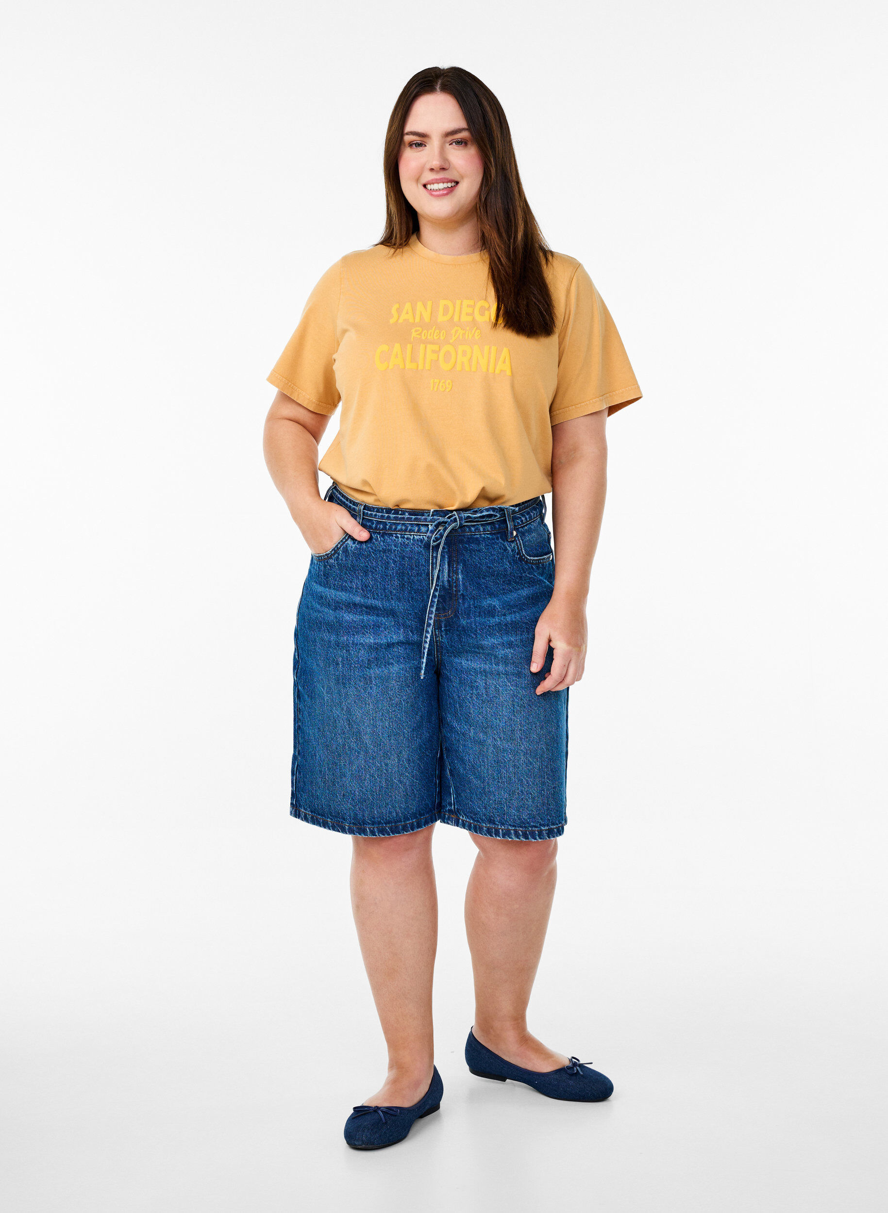 Zizzi T-shirt i &oslash;kologisk bomuld med cool motiv, Gul, Model image number 1