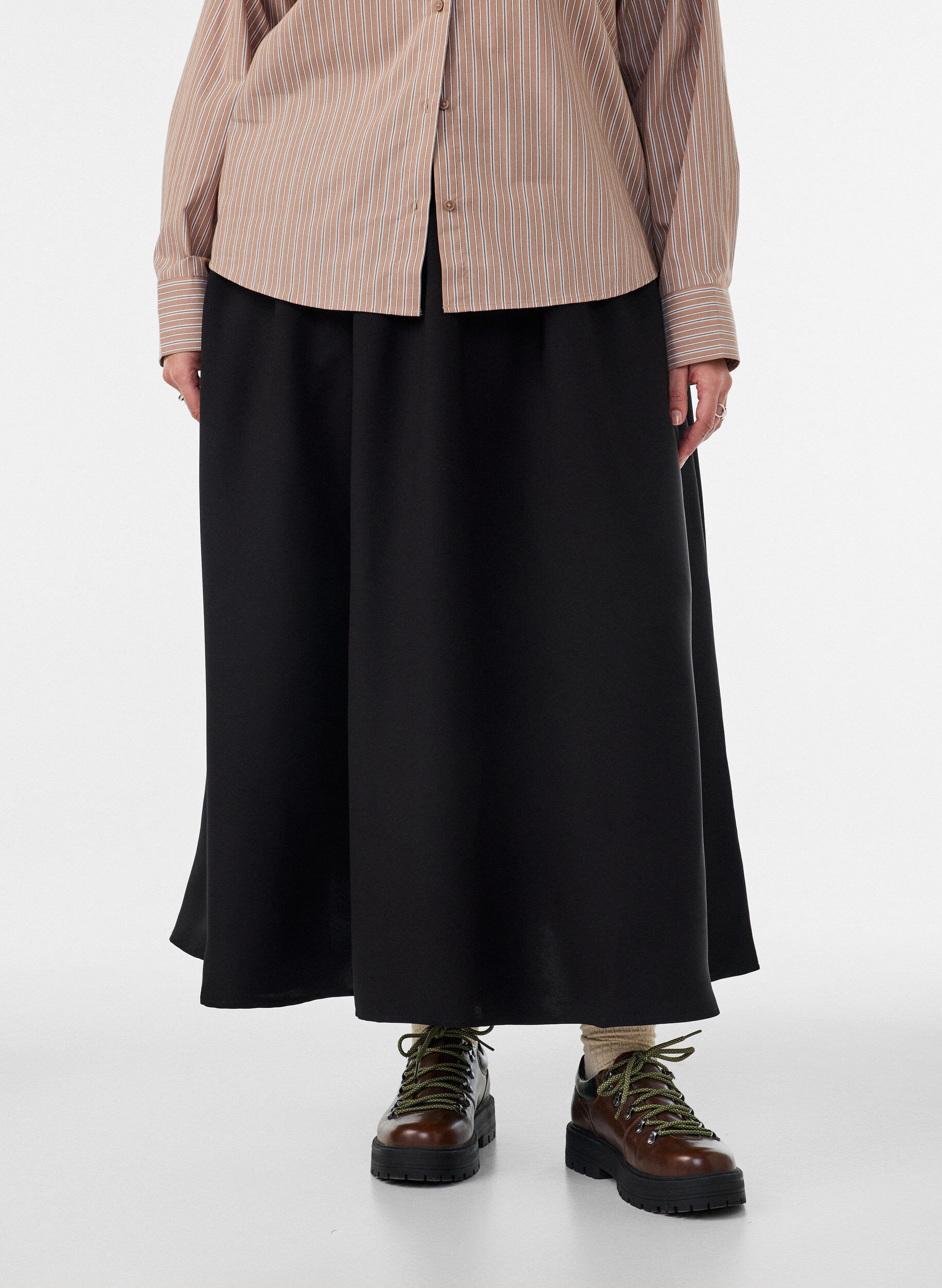 ZizziA-formet maxinederdel med lommer, Sort, Model image number 1
