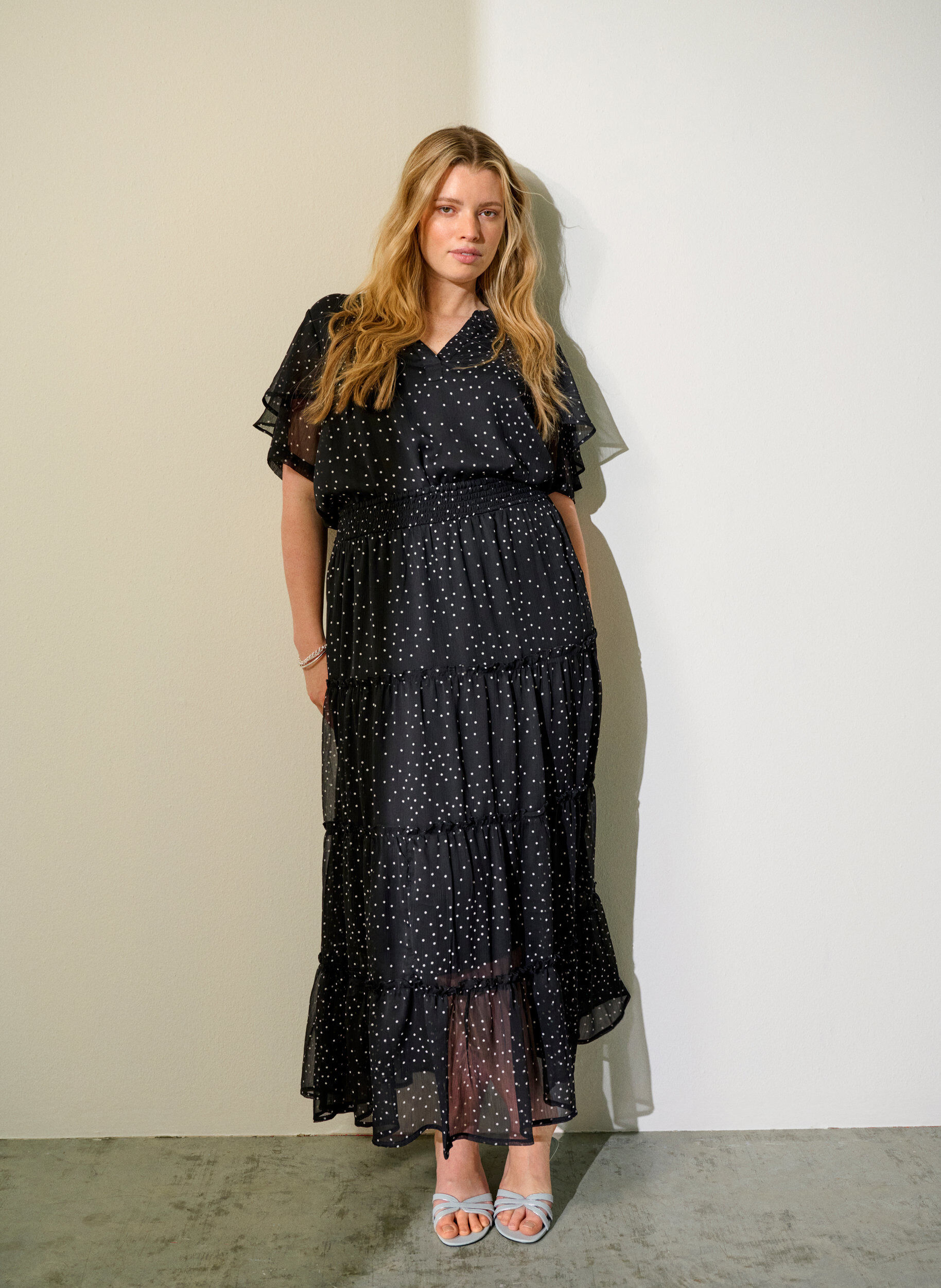 Zizzi Chiffonbluse med polkaprikker og fl&aelig;se&aelig;rmer, Sort, Image image number 0