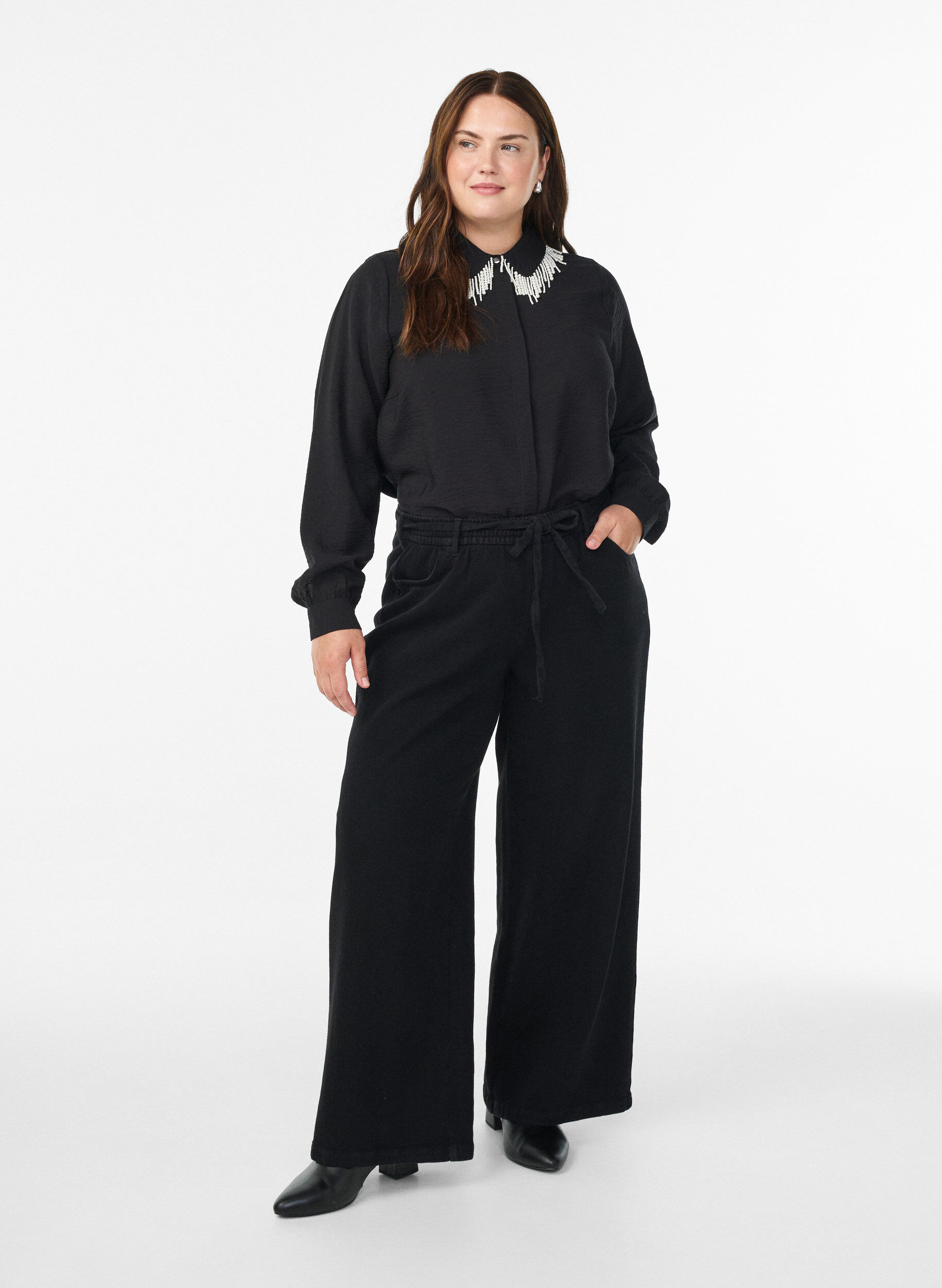 Zizzi Viskose skjorte med perlefrynser p&aring; kraven, Sort, Model image number 1