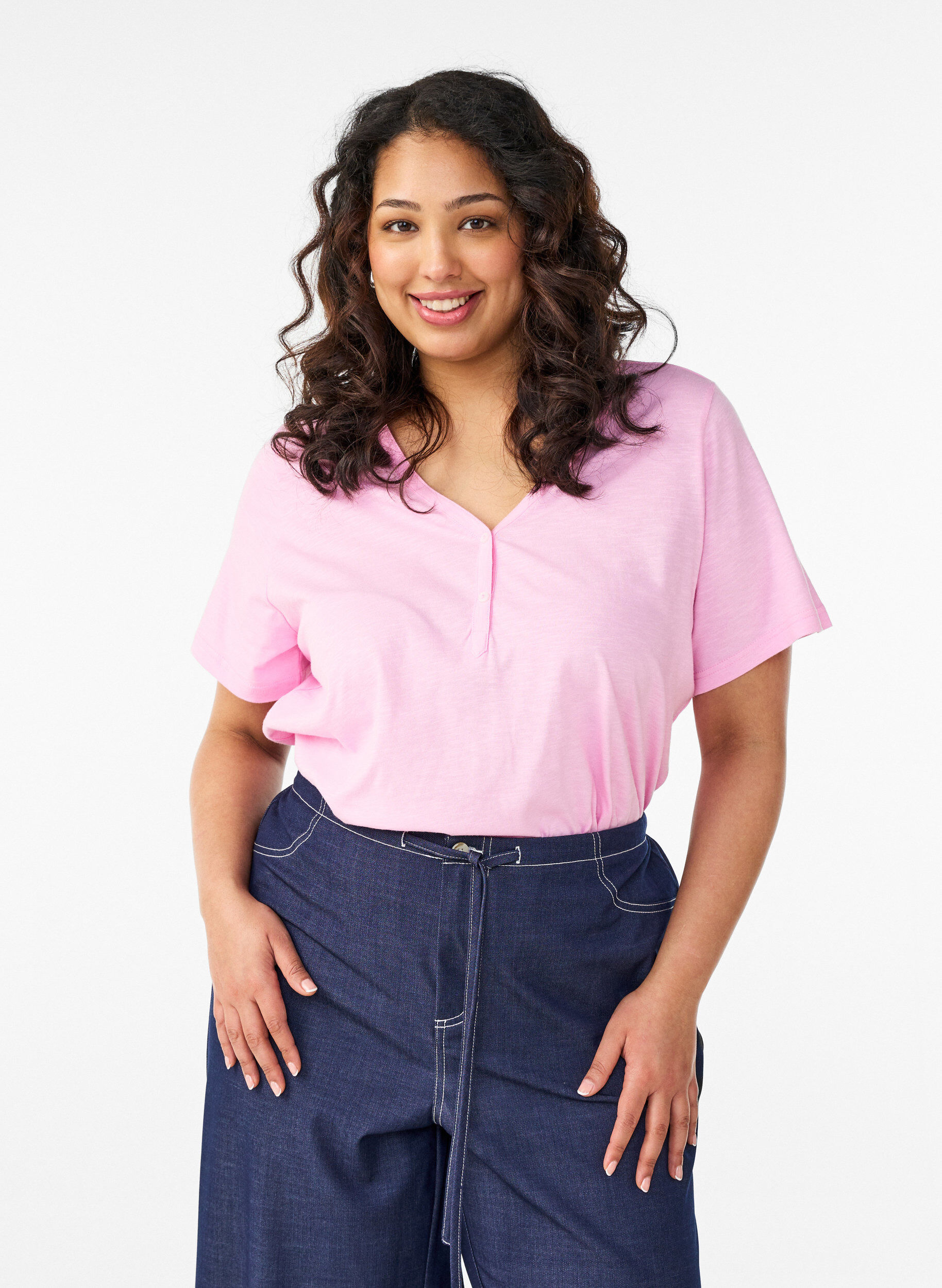 T-shirt med knapdetalje, Lyser&oslash;d, Model