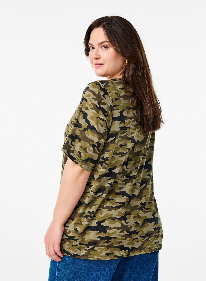 T-shirt med TENCEL&trade; Lyocell og armyprint, Gr&oslash;n, Model image number 2