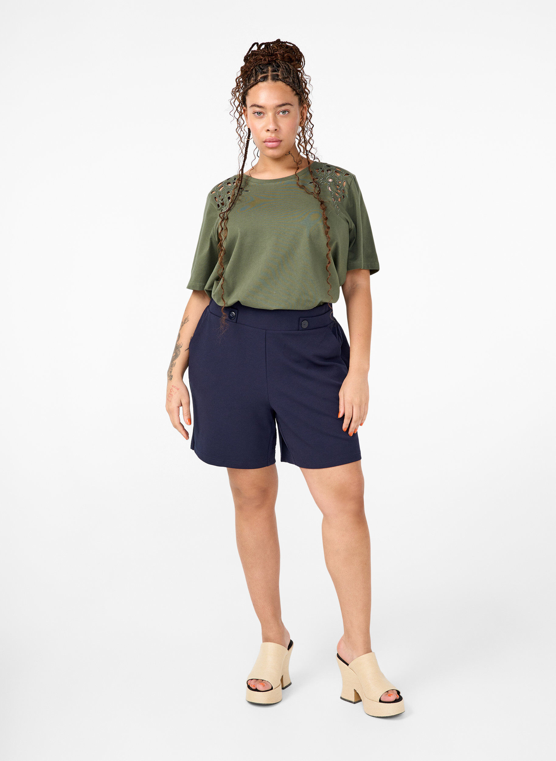 Zizzi T-shirt i &oslash;kologisk bomuld med broderidetaljer, Thyme, Model image number 2