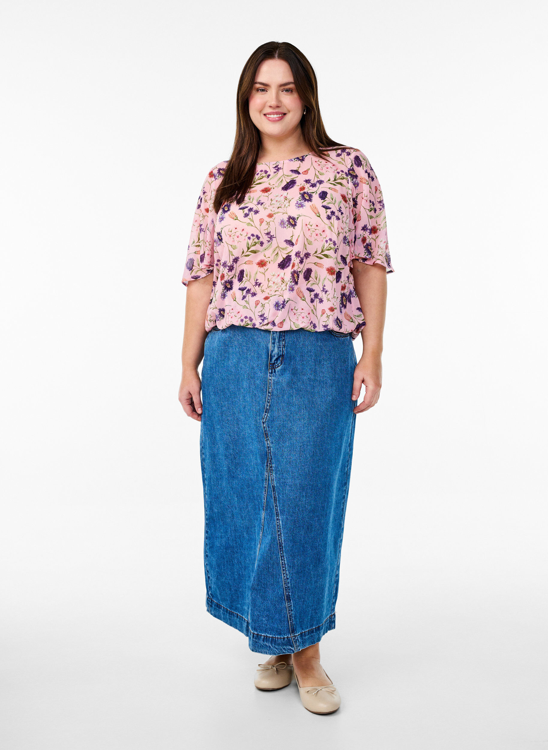 Zizzi Blomstret bluse med korte &aelig;rmer og smock, Lyser&oslash;d, Model image number 1