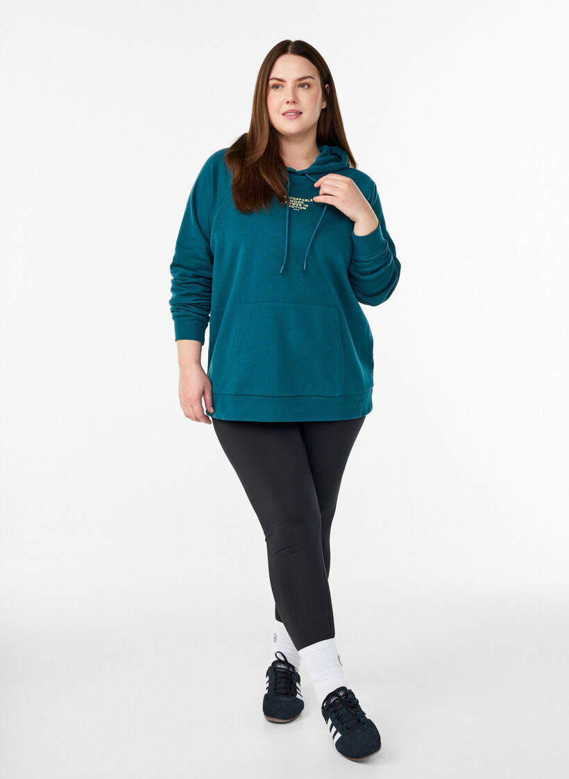 H&aelig;ttetr&oslash;je med broderet frontmotiv, Gr&oslash;n, Model image number 1