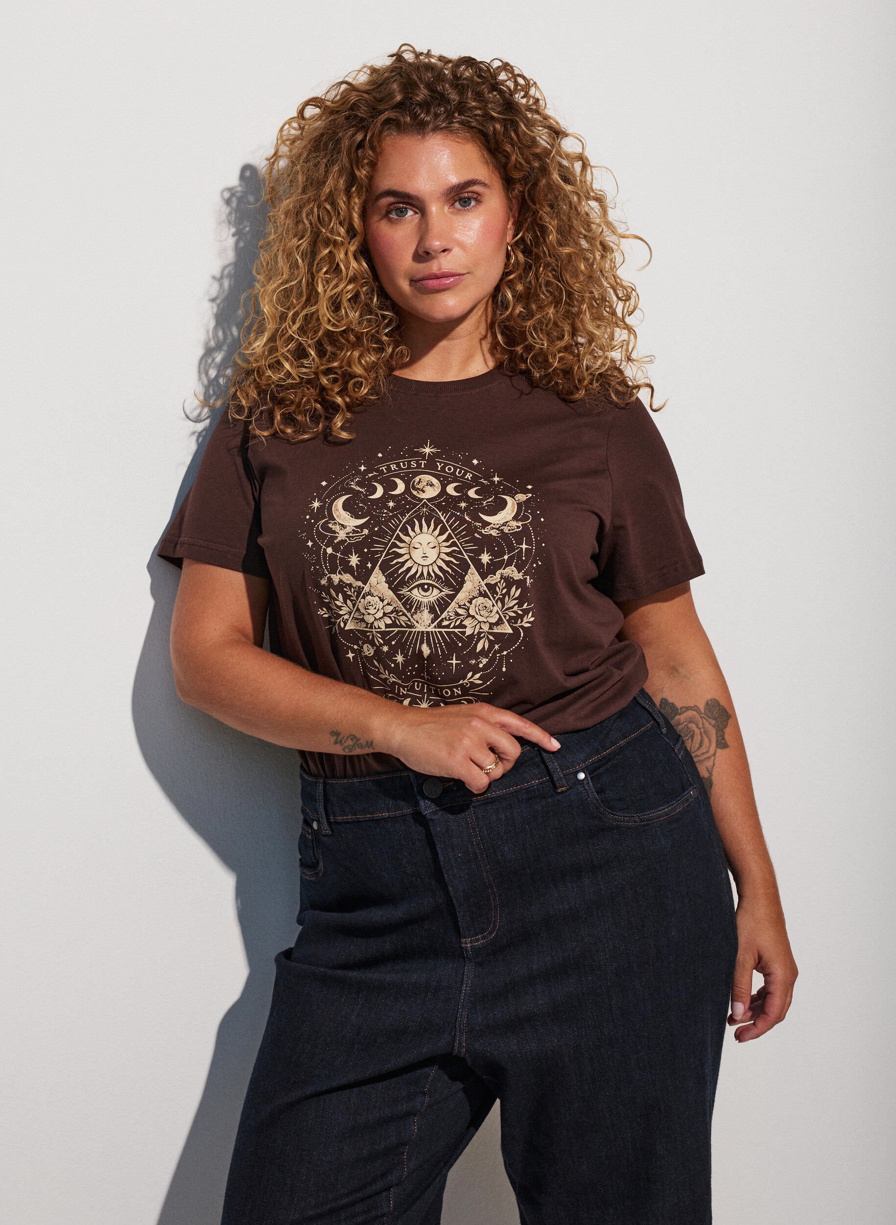 ZizziT-shirt i bomuld med frontmotiv, Brun, Model image number 0