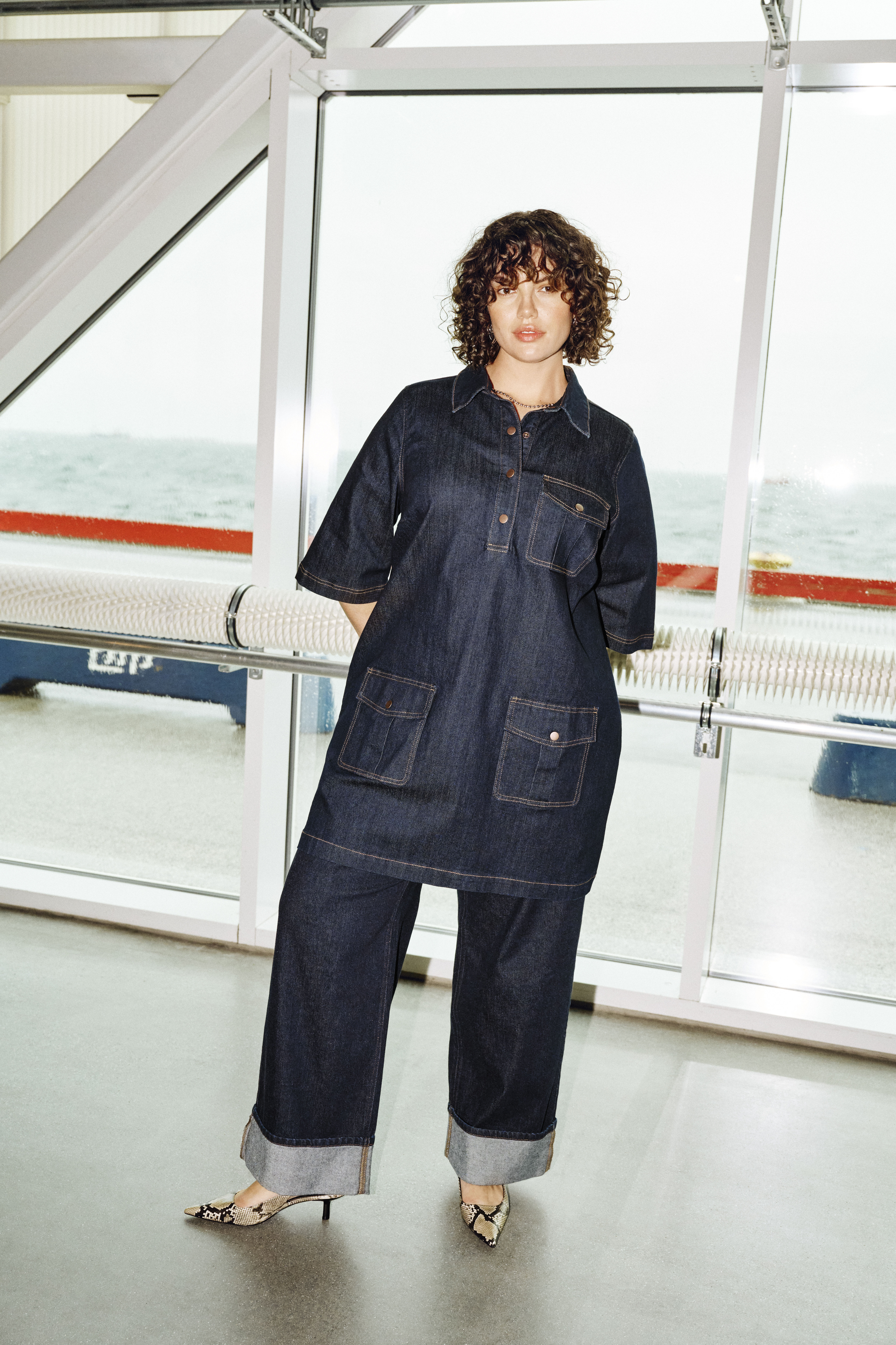 Zizzi Denim look med detaljer, , Model