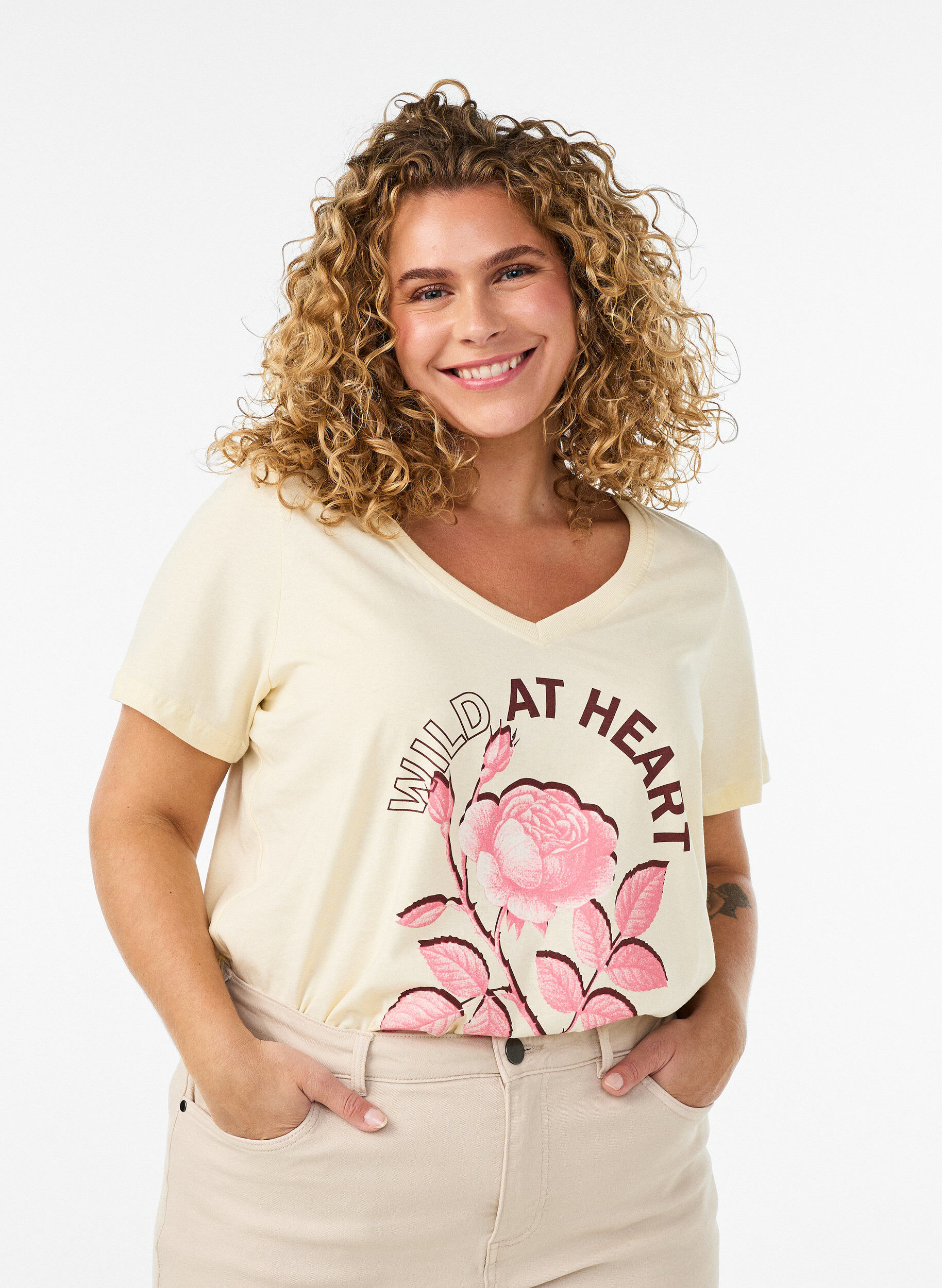 T-shirt i bomuld med frontprint og V-hals, Beige, Model