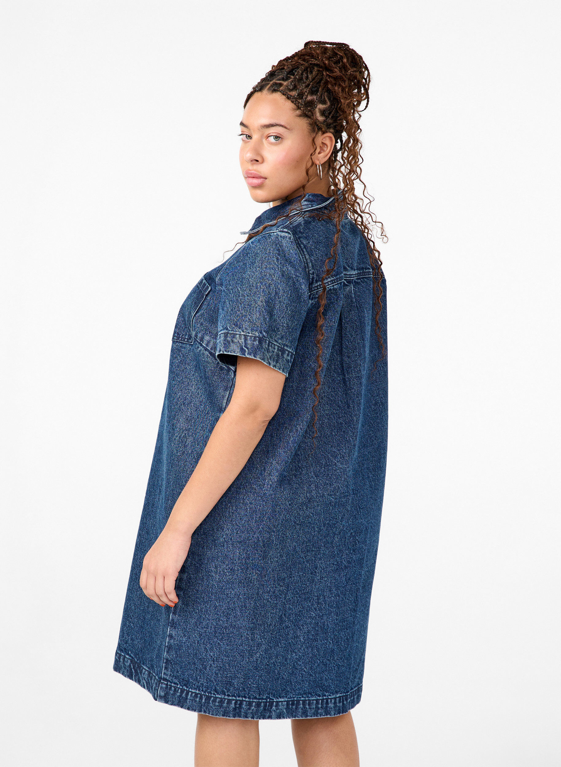Zizzi Lang denimskjorte med korte &aelig;rmer, Blue Denim, Model image number 1