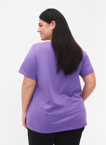 Bomulds t-shirt med teksttryk og v-hals, Deep Lavender ORI, Model image number 1