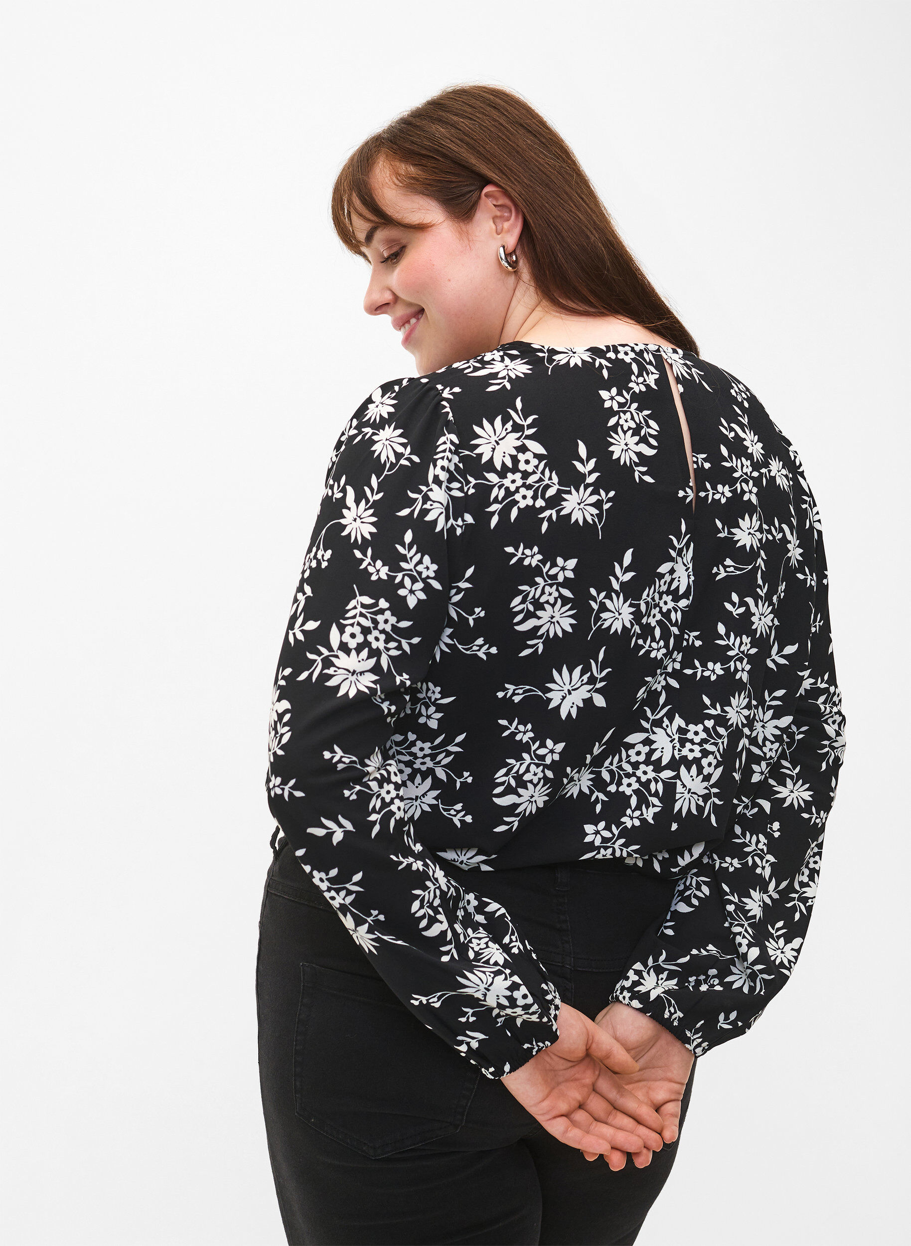 Zizzi Bluse med puf&aelig;rmer, Black Flower AOP, Model image number 1