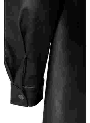 Lang skjorte i imiteret læder, Black, Packshot image number 3